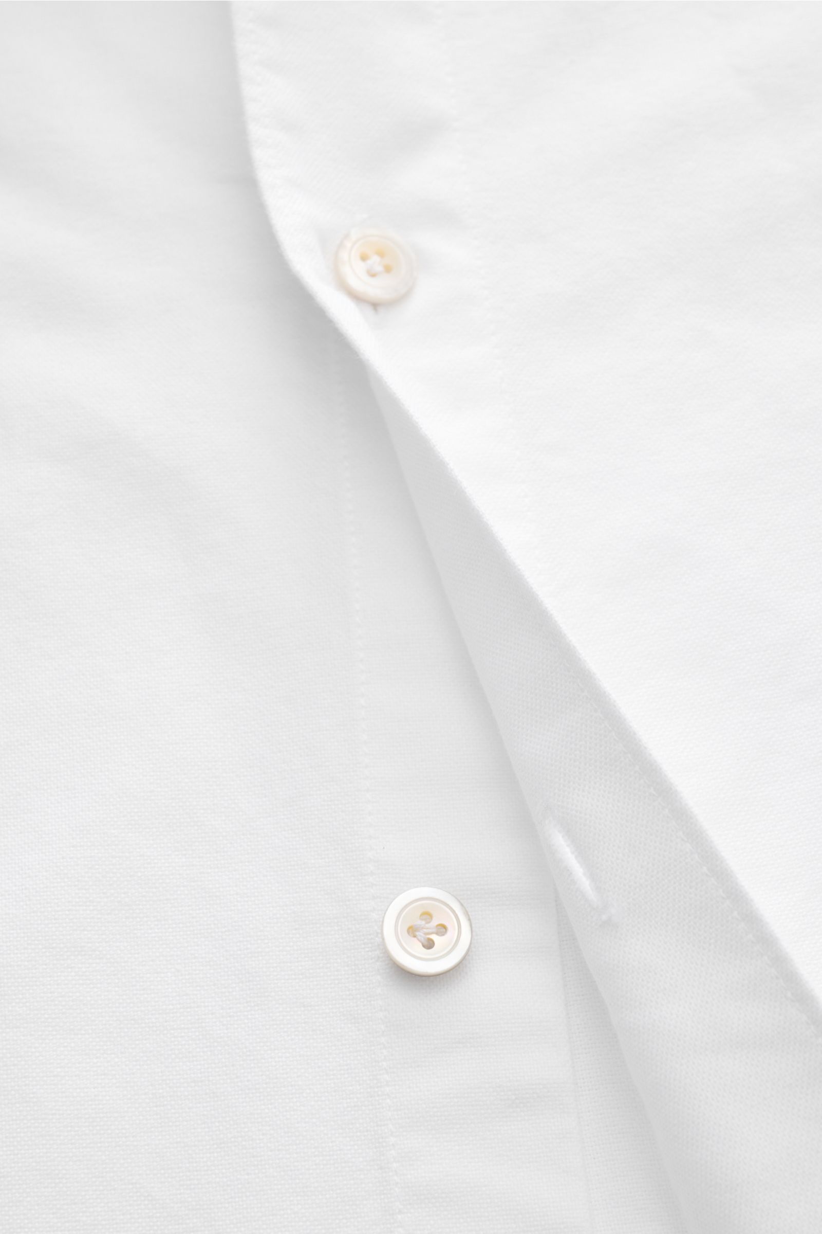 Finamore Oxford Hemd 'Edoardo Gaeta' Haifisch-Kragen weiß, Detailaufnahme von Knopfleiste und Baumwoll-Oxford mit Regular Fit, extralangen Ärmeln, klassischer Sportmanschette und gerundetem Saum.