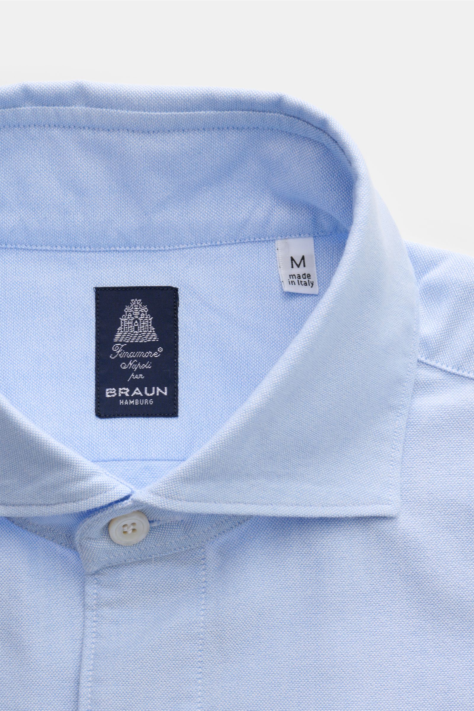 Finamore Oxford Hemd 'Edoardo Gaeta' Haifisch-Kragen hellblau, Oxford aus Baumwolle, Regular Fit, Haifisch-Kragen, französische Knopfleiste, gerundeter Saum, Detailansicht von oben.