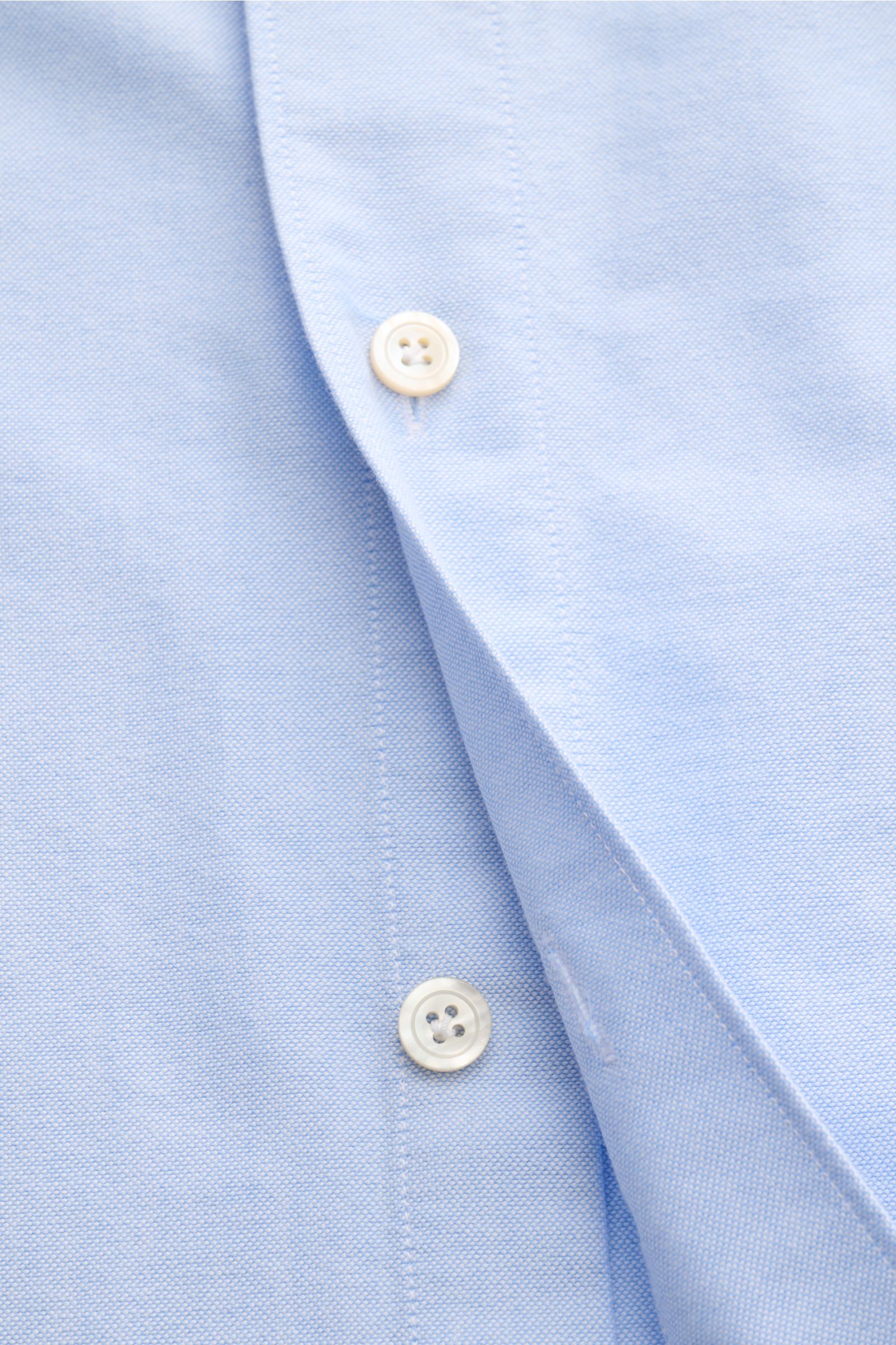 Finamore Oxford Hemd 'Edoardo Gaeta' Haifisch-Kragen hellblau, Detailaufnahme der Knopfleiste, Oxford Baumwolle, Regular Fit, extralange Ärmel, französische Knopfleiste, klassische Sportmanschette, gerundeter Saum, leicht griffige Haptik.