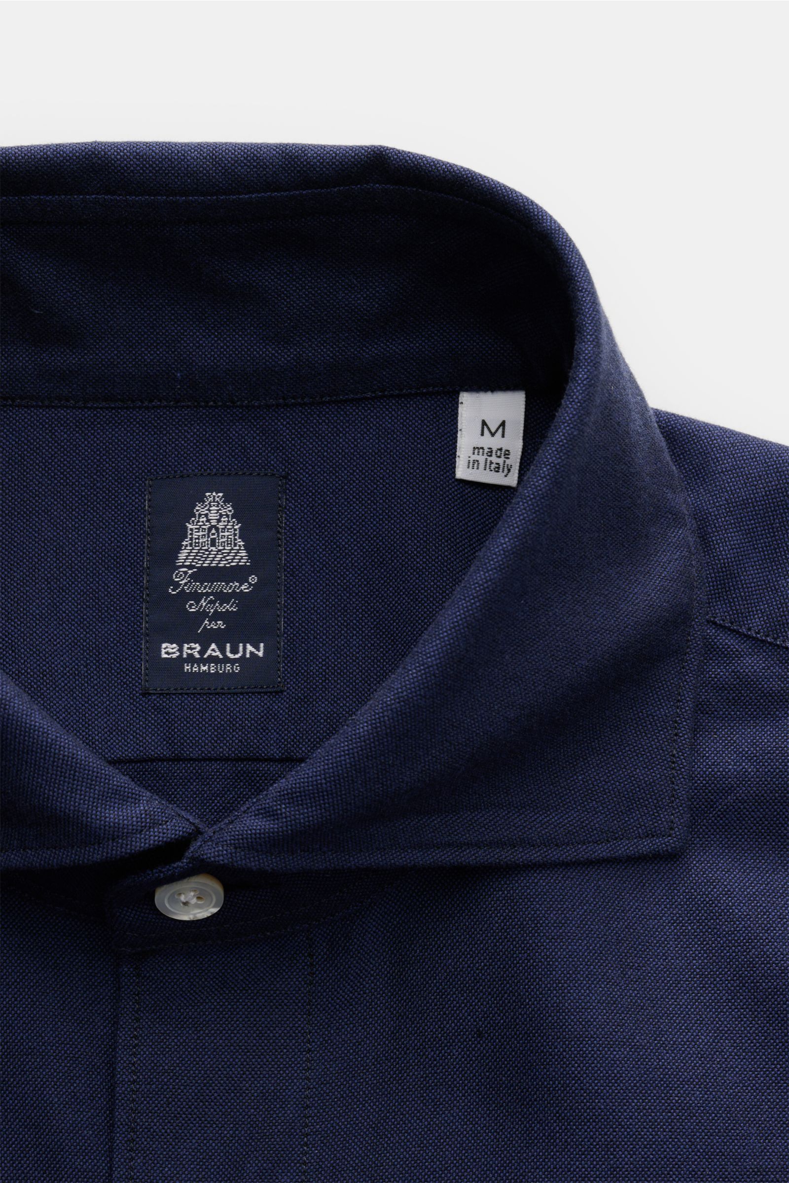 Finamore Oxford Hemd 'Edoardo Gaeta' Haifisch-Kragen navy, Detailaufnahme von oben, Oxford Baumwolle, leicht griffig, Regular Fit, extralange Ärmel, französische Knopfleiste, klassische Sportmanschette, gerundeter Saum.
