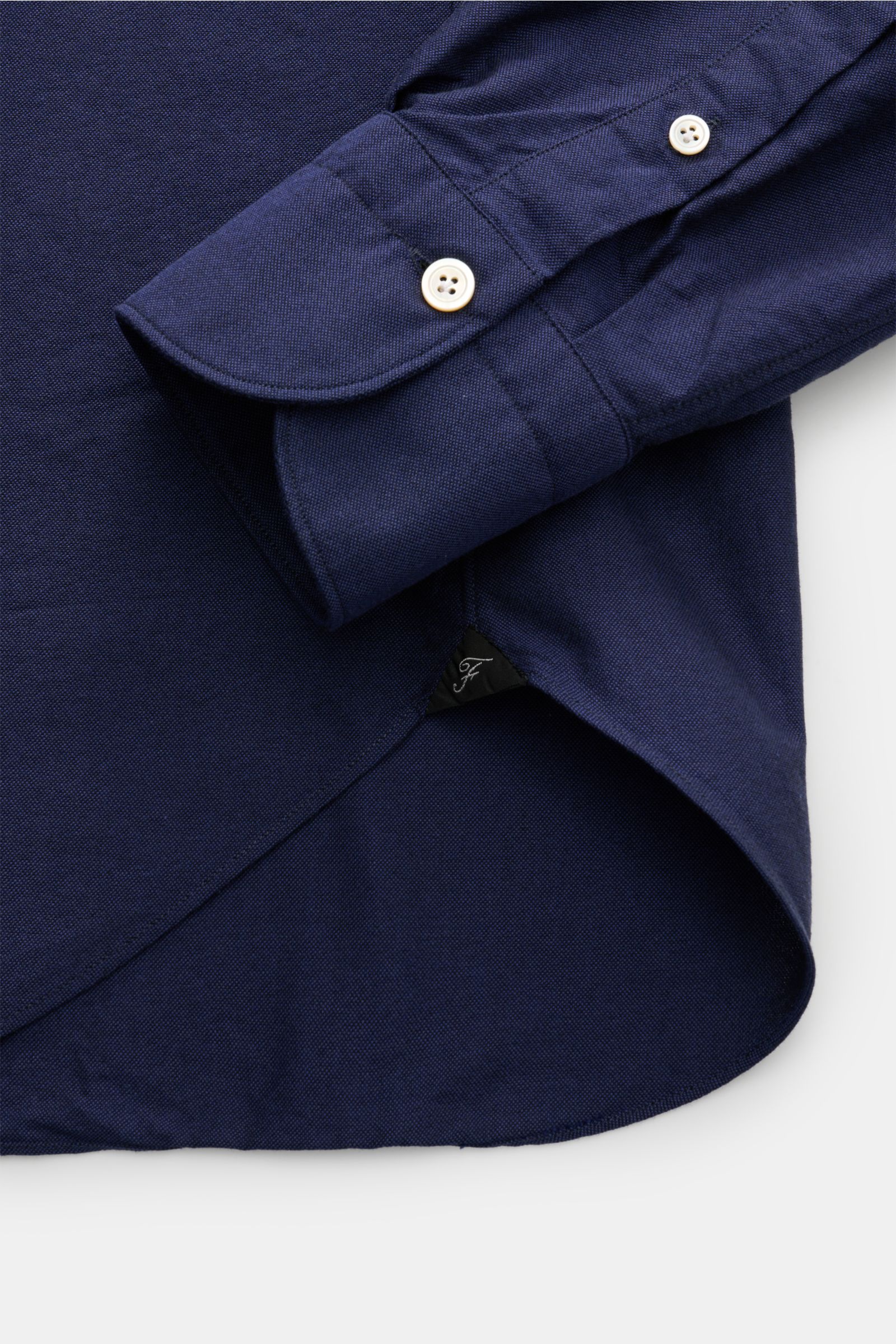 Finamore Oxford Hemd 'Edoardo Gaeta' Haifisch-Kragen navy, Detailaufnahme von Ärmelsaum und gerundetem Saum, Oxford Baumwolle, Regular Fit, französische Knopfleiste, klassische Sportmanschette, extralange Ärmel, leicht griffige Haptik.