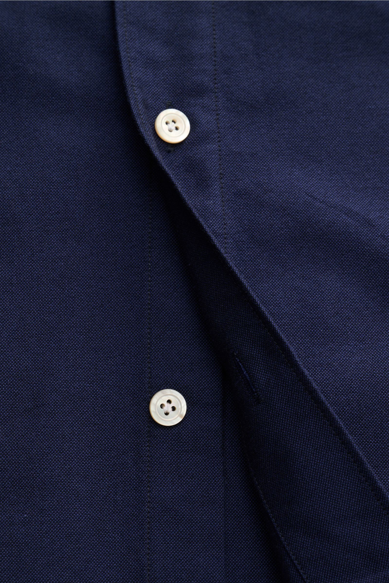 Finamore Oxford Hemd 'Edoardo Gaeta' Haifisch-Kragen navy, Detailfoto von vorne mit Oxford Baumwolle, Regular Fit, extralangen Ärmeln, französischer Knopfleiste, klassischer Sportmanschette, gerundetem Saum, leicht griffiger Haptik.