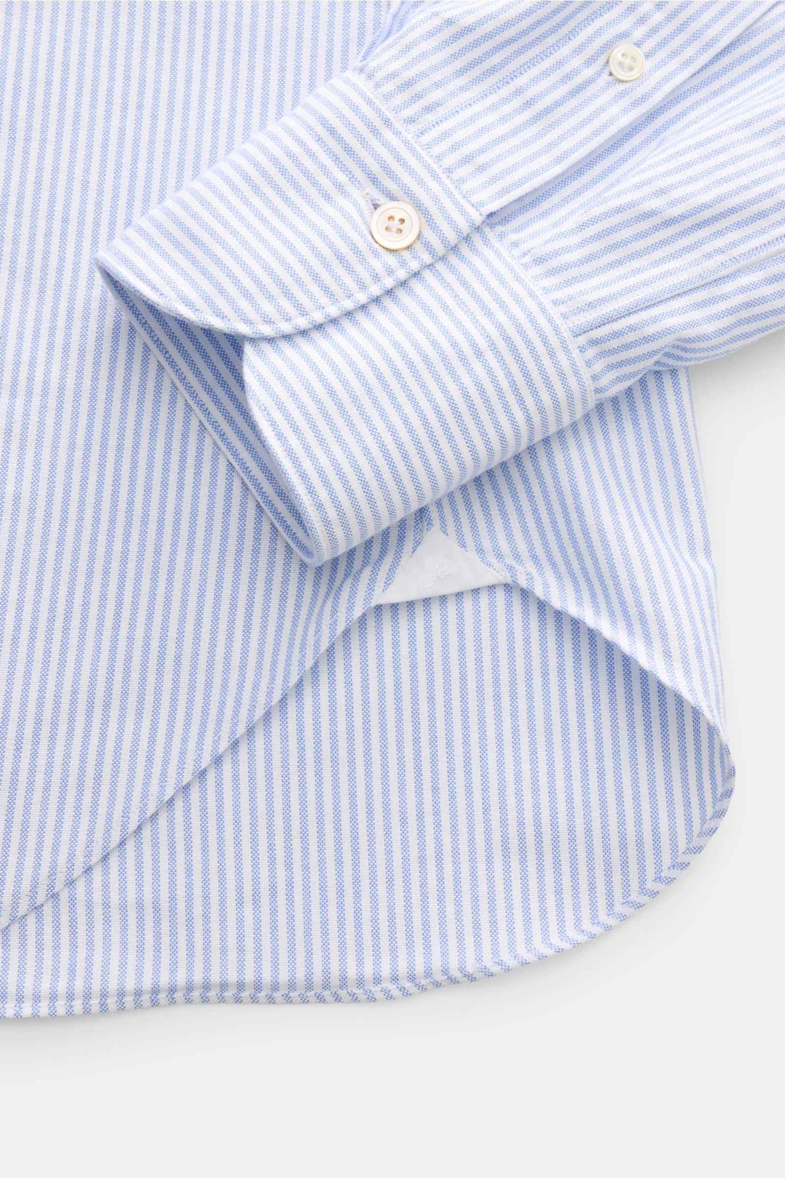 Finamore Oxford Hemd 'Edoardo Gaeta' Haifisch-Kragen hellblau/weiß gestreift, Nahaufnahme von Ärmel und Saum, Oxford Baumwolle, Regular Fit, extralange Ärmel, klassische Sportmanschette, französische Knopfleiste, gerundeter Saum, leicht griffige Haptik.