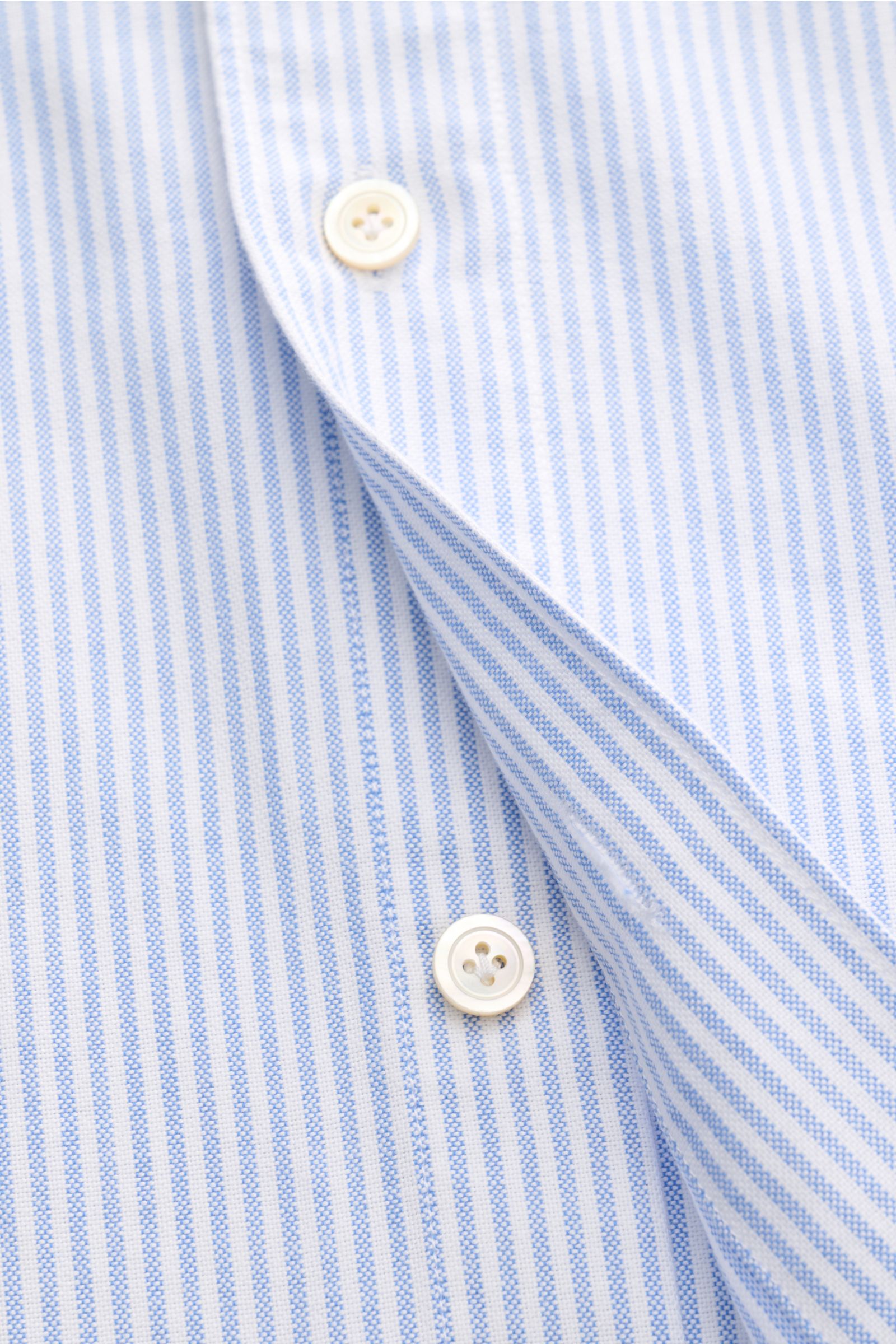 Finamore Oxford Hemd 'Edoardo Gaeta' Haifisch-Kragen hellblau/weiß gestreift, Detailaufnahme frontal mit Oxford Baumwolle, Regular Fit, extralangen Ärmeln, französischer Knopfleiste, klassischer Sportmanschette und gerundetem Saum, leicht griffige Haptik.