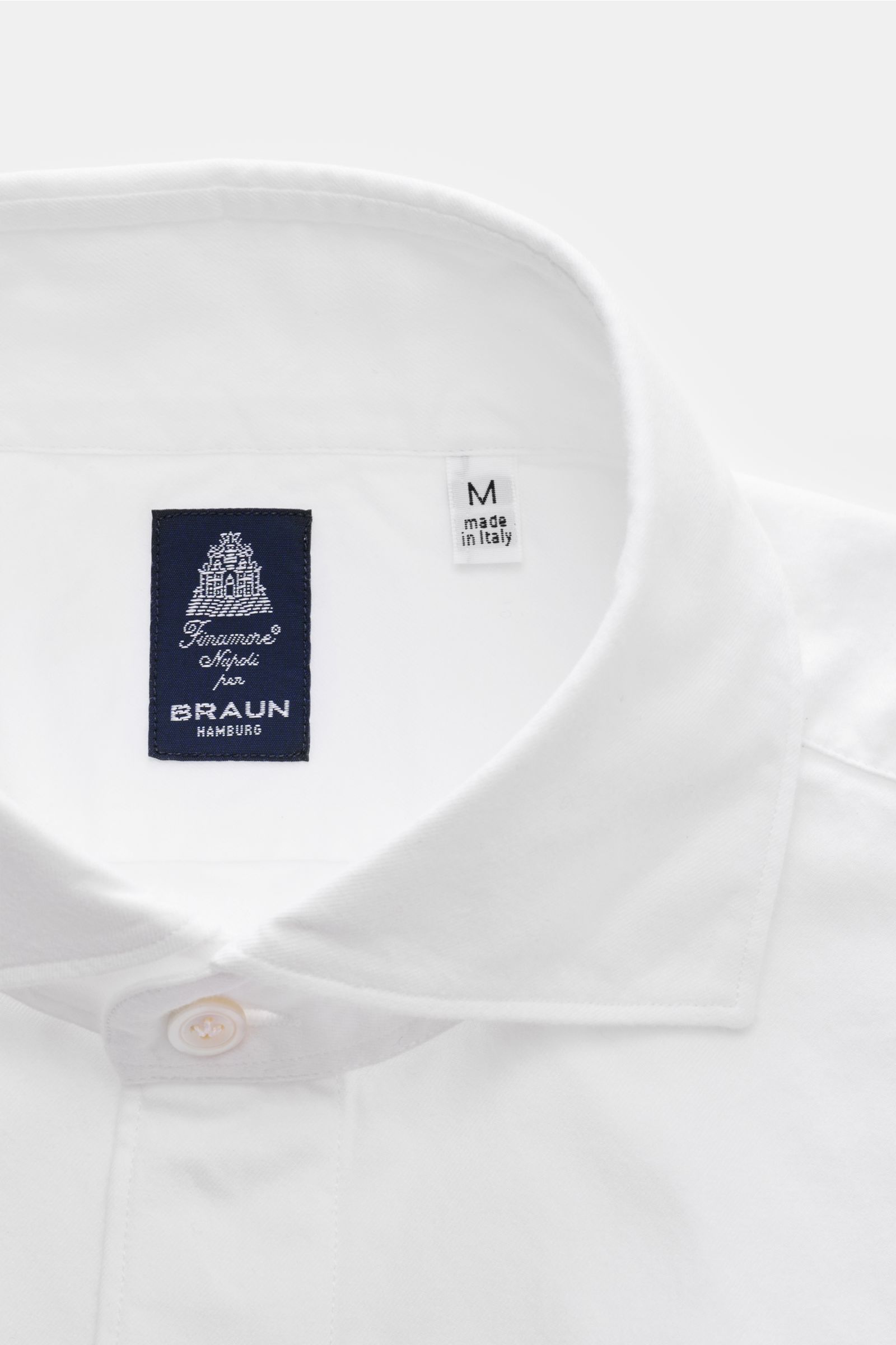 Finamore Flanellhemd 'Edoardo Gaeta' Haifisch-Kragen weiß, Detailaufnahme von oben, Flanell aus Baumwolle, softe Haptik, Regular Fit, extralange Ärmel, französische Knopfleiste, klassische Sportmanschette, gerundeter Saumverlauf.