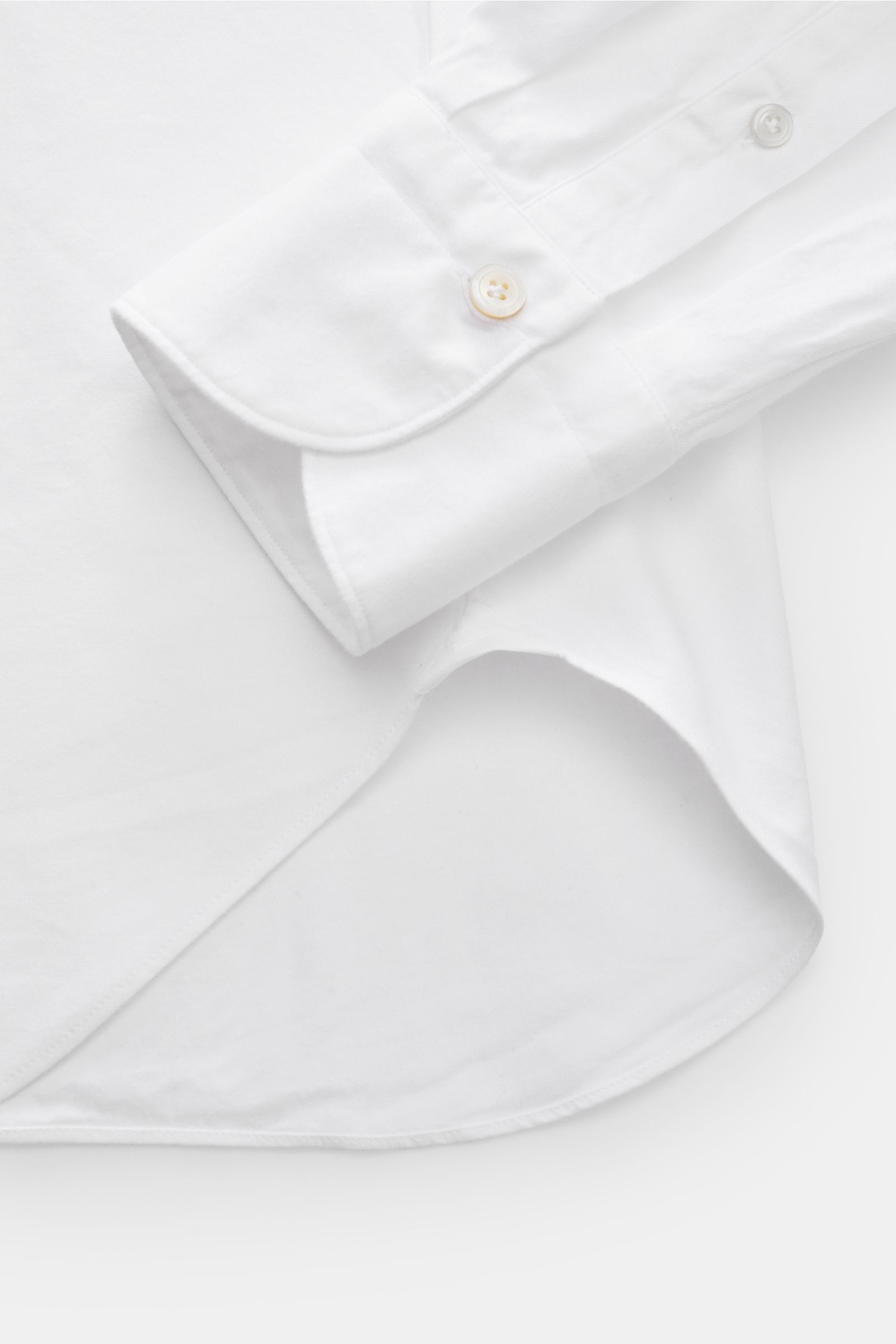 Finamore Flanellhemd 'Edoardo Gaeta' Haifisch-Kragen weiß, Detailaufnahme von extralangem Ärmel, klassischer Sportmanschette, gerundetem Saum, Regular Fit, weicher Baumwoll-Flanell mit französischer Knopfleiste.