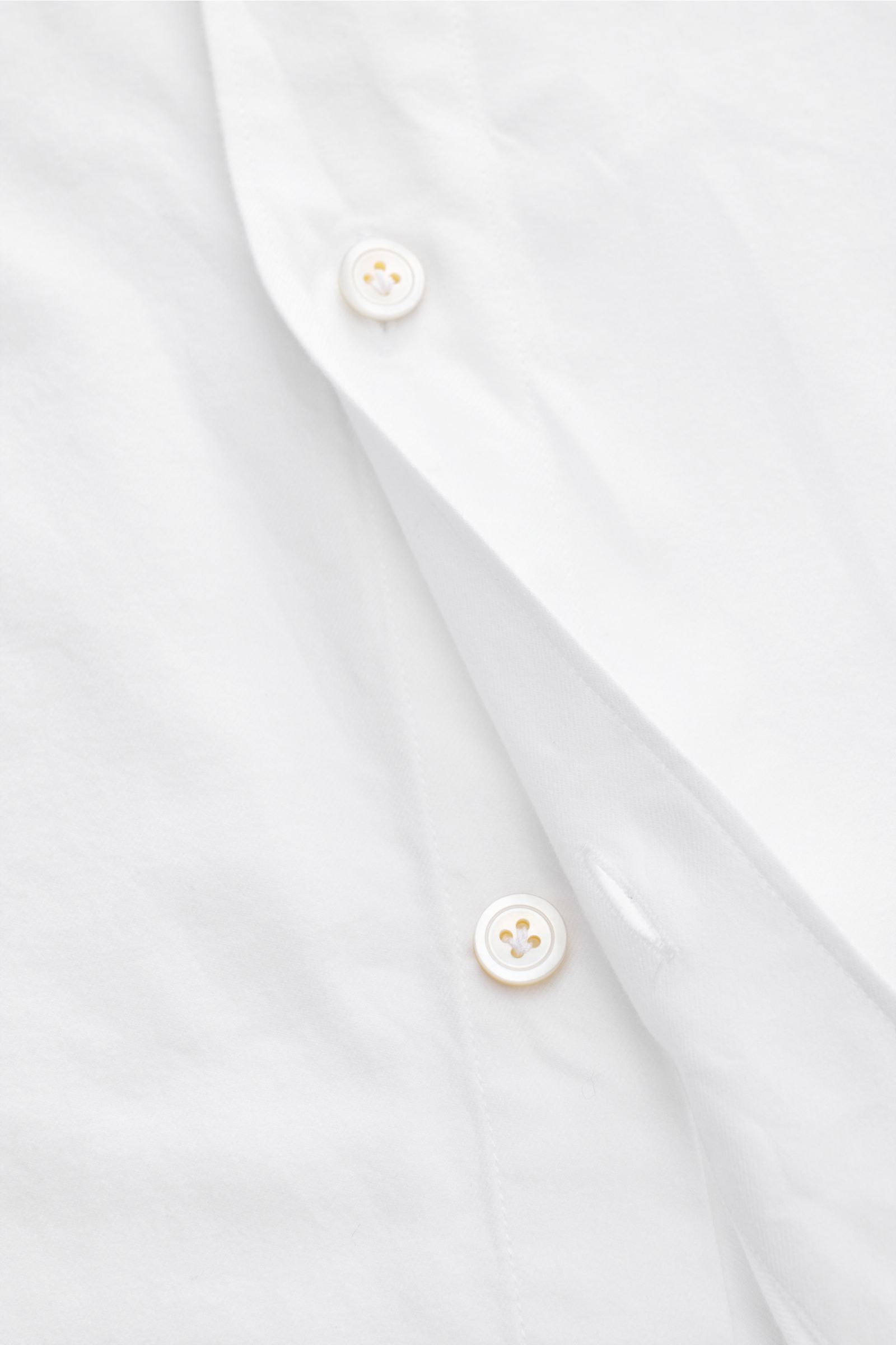 Nahaufnahme des Finamore Flanellhemds 'Edoardo Gaeta' Haifisch-Kragen weiß, frontale Perspektive, Baumwollflanell, softe Haptik, Regular Fit, extralange Ärmel, französische Knopfleiste, klassische Sportmanschette, gerundeter Saumverlauf.