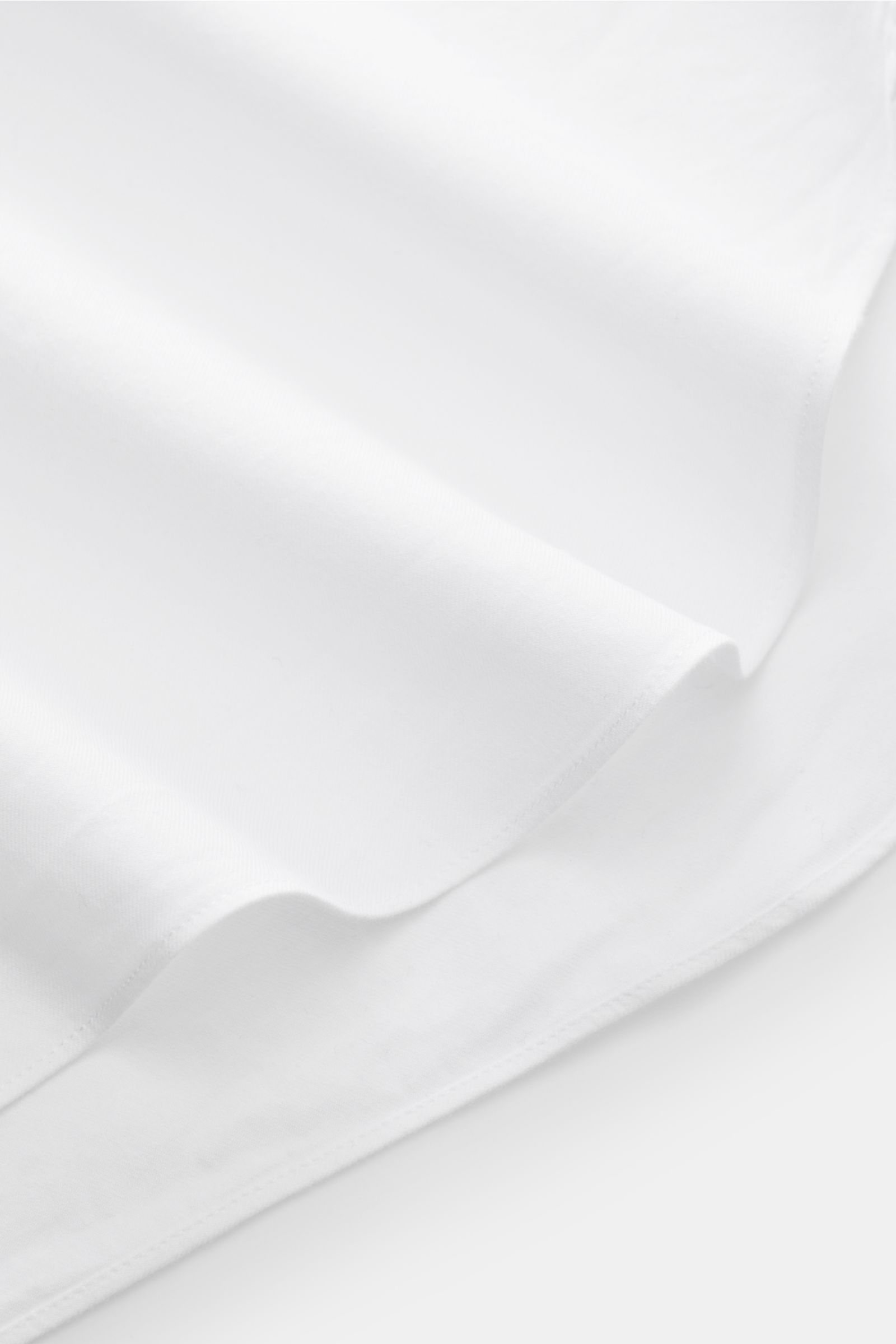 Finamore Flanellhemd 'Edoardo Gaeta' Haifisch-Kragen weiß, Detailaufnahme von gerundetem Saum, Baumwoll-Flanell, soft, Regular Fit, extralange Ärmel, französische Knopfleiste, klassische Sportmanschette.