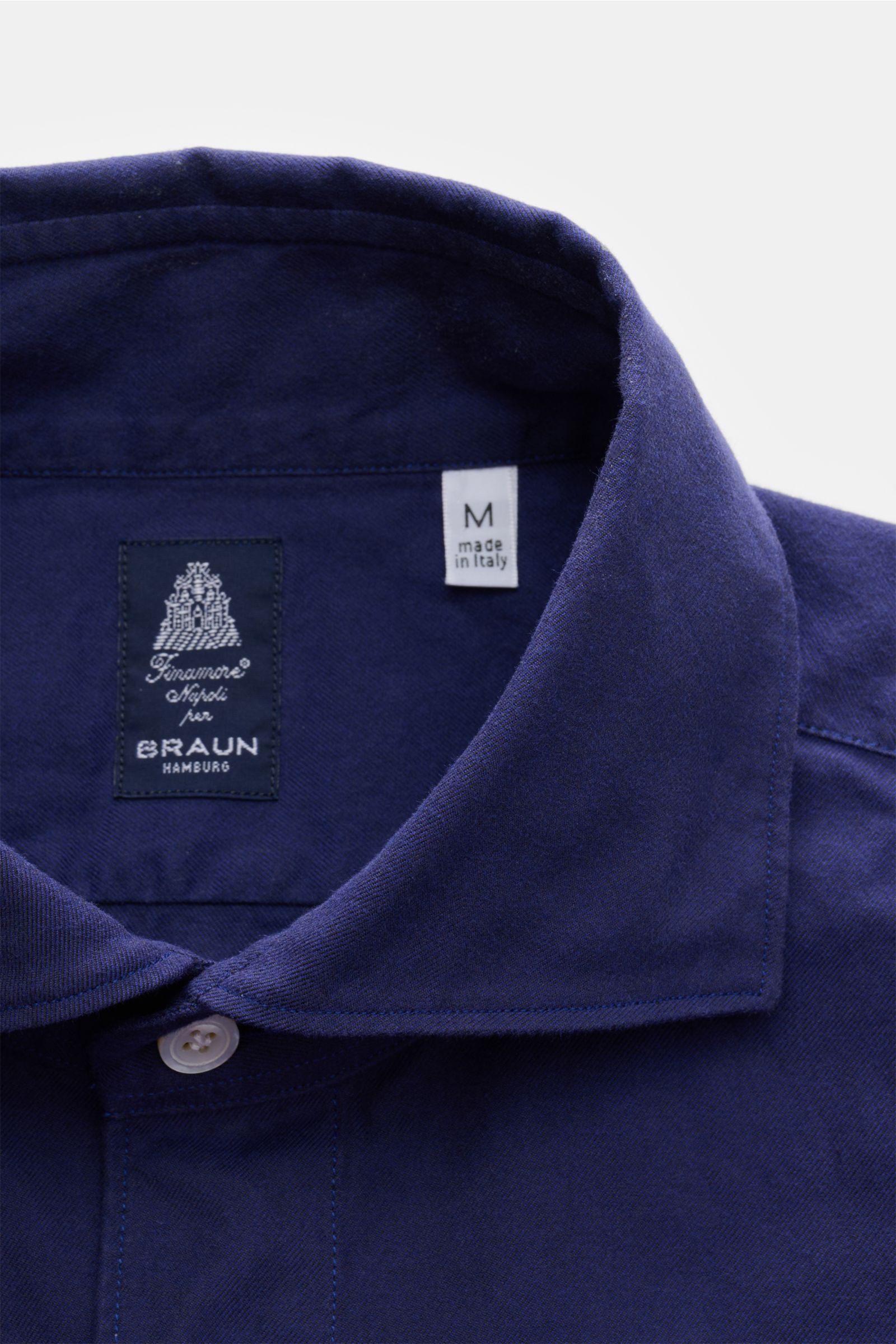 Close-up front view of the Finamore Flanellhemd 'Edoardo Gaeta' Haifisch-Kragen navy shirt collar, showing flannel cotton fabric, soft feel, regular fit, extra-long sleeves, shark collar, French button placket, classic sport cuffs, and rounded hem.