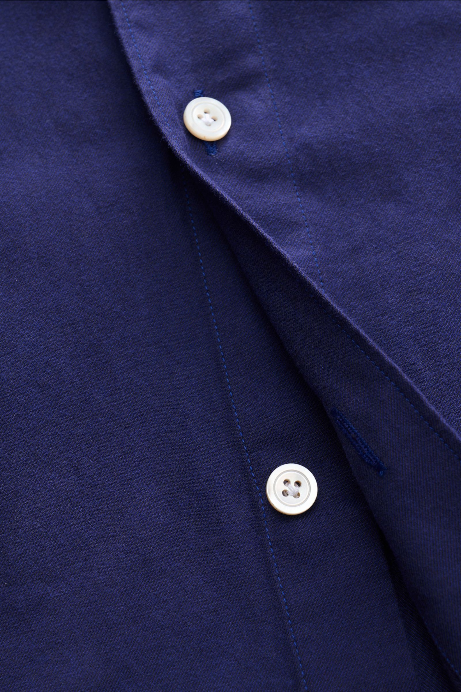 Close-up front view of the Finamore Flanellhemd 'Edoardo Gaeta' Haifisch-Kragen navy shirt showing white buttons on soft navy cotton flannel fabric, featuringFlanell aus Baumwollesofte HaptikRegular Fitextralange Ärmel
