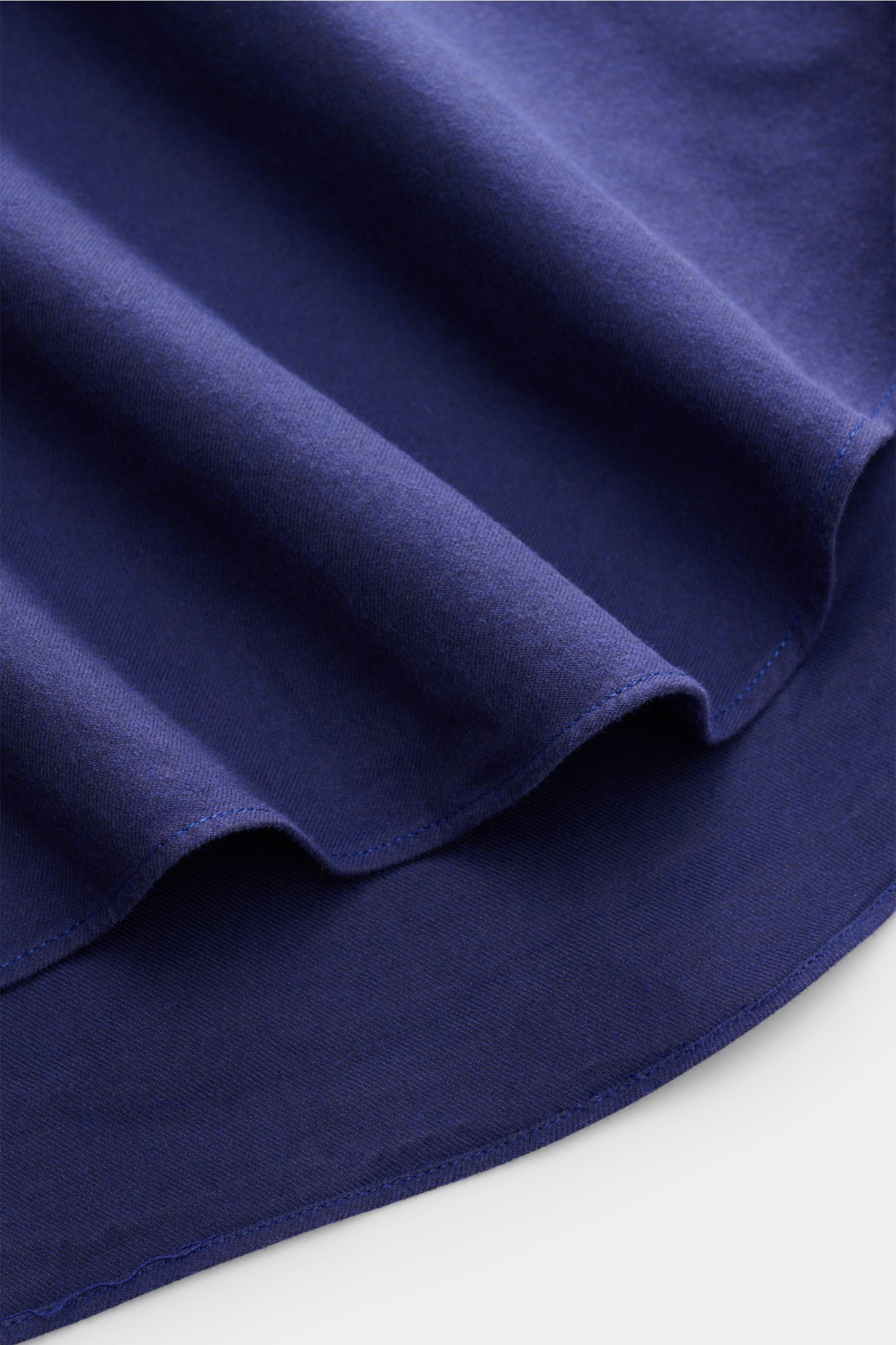 Close-up view of the navy fabric hem of the Finamore Flanellhemd 'Edoardo Gaeta' Haifisch-Kragen navy, showing flanell aus Baumwolle, softe Haptik, Regular Fit, extralange Ärmel, Haifisch-Kragen, französische Knopfleiste, klassische Sportmanschette, gerun