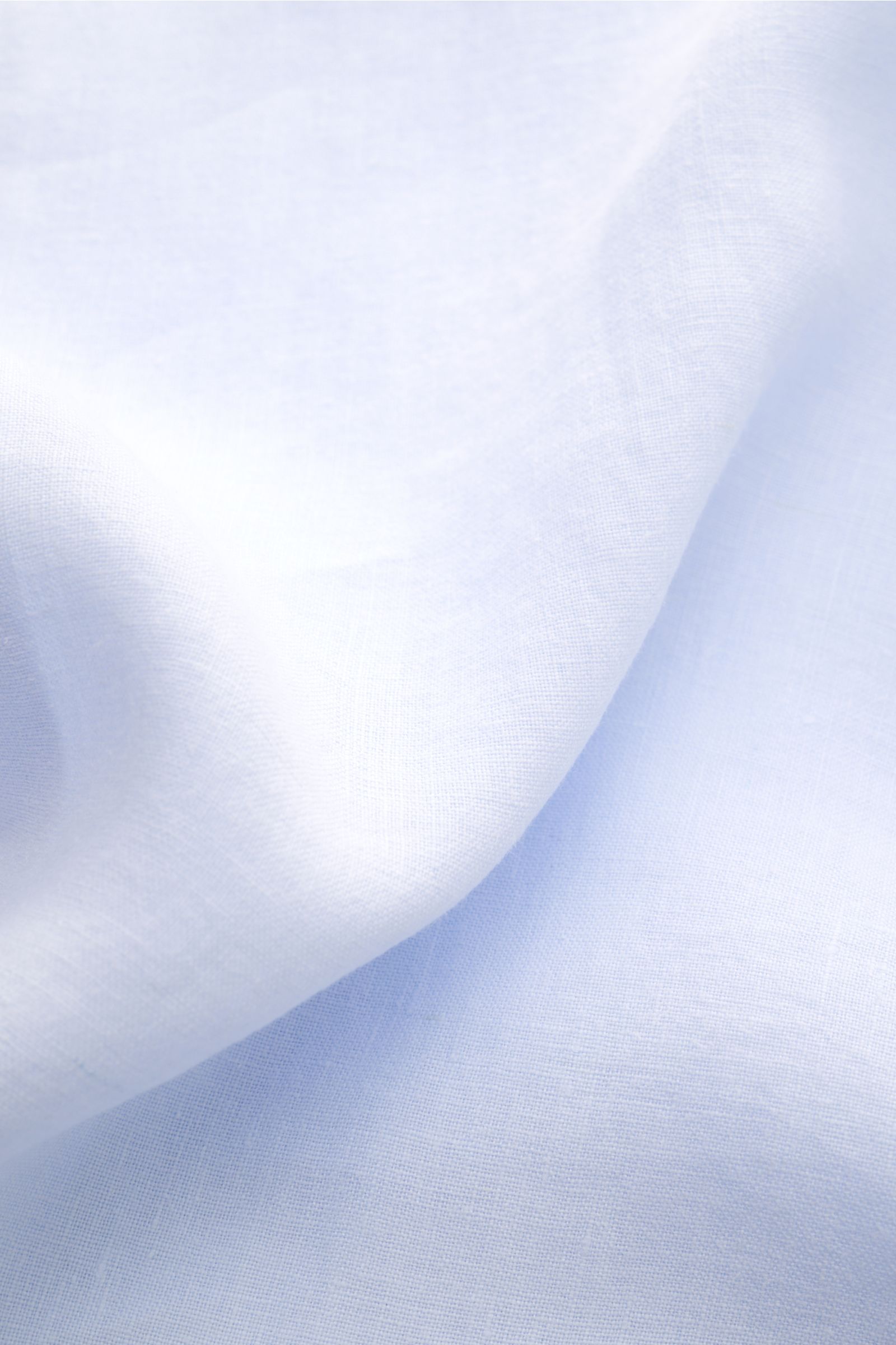 Vilebrequin Leinenhemd schmaler Kragen pastellblau, Detailaufnahme von reines Leinen mit luftiger Leinwandbindung, leichter Qualität, weicher Griff, Regular Fit, französische Knopfleiste, klassische Sportmanschette, aufgesetzte Brusttasche, gerundeter Sau