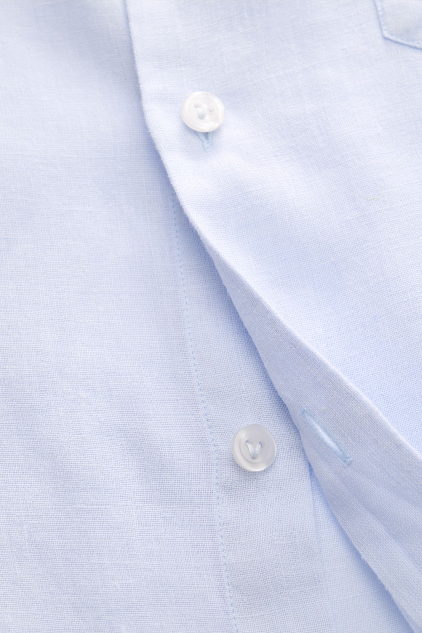 Vorderansicht des Vilebrequin Leinenhemds schmaler Kragen pastellblau aus reines Leinen, luftige Leinwandbindung, leichte Qualität, weicher Griff, Regular Fit, französische Knopfleiste, klassische Sportmanschette, aufgesetzte Brusttasche, gerundeter Saumv