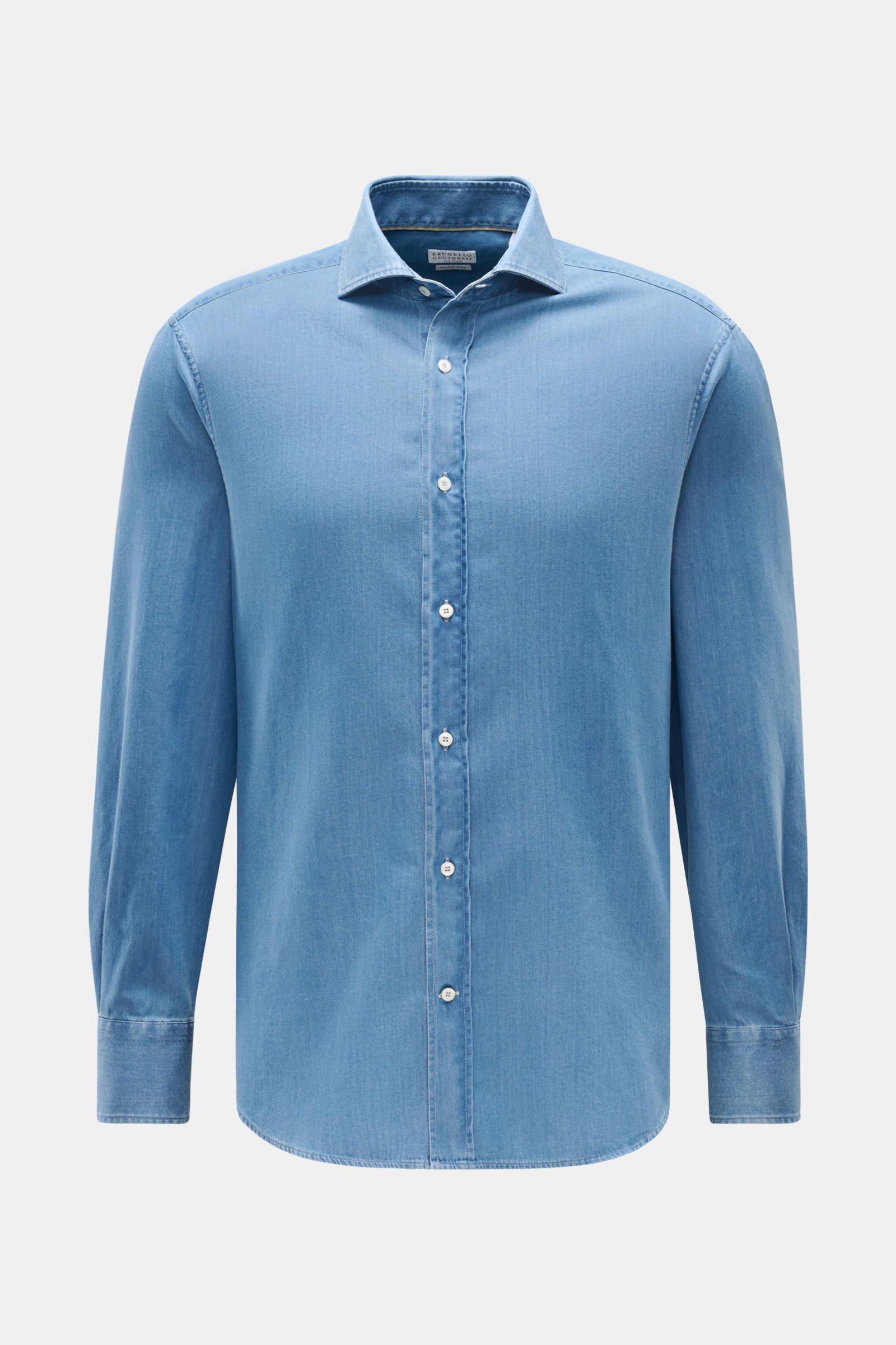 Front view of the Brunello Cucinelli Casual Hemd Haifisch-Kragen rauchblau in denim-look soft cotton twill with slim fit and button placket.

Description: Dieses Casual Hemd aus reiner, softer Baumwolle von BRUNELLO CUCINELLI ist das perfekte Piece für