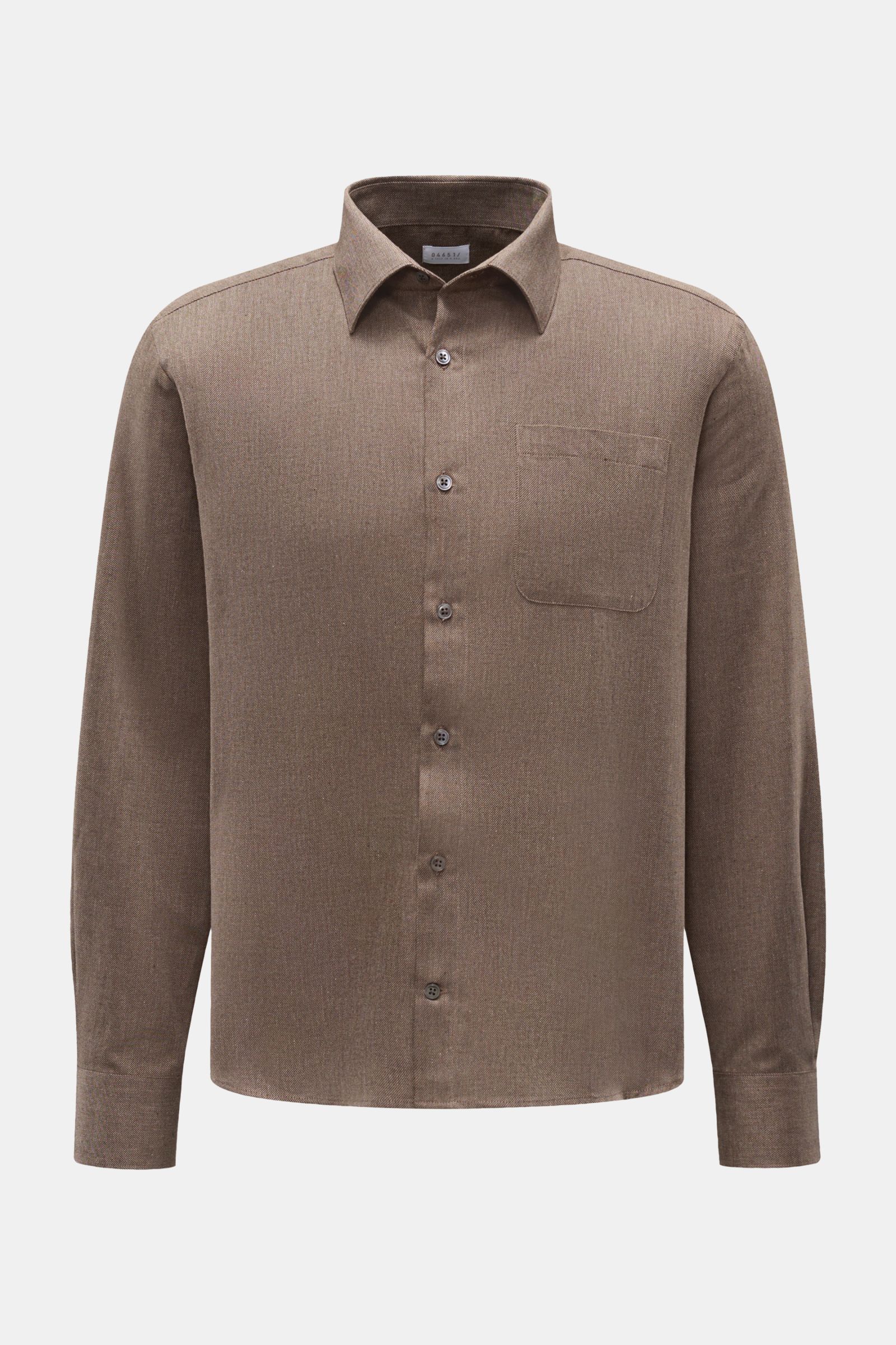 Front view of the 04651/ A trip in a bag Casual Hemd 'Rustic Shirt' Kent-Kragen dunkelgrau, a long-sleeve dark gray brushed cotton shirt with button closure and chest pocket. Lässiger Stil trifft auf Komfort: Das 'Rustic Shirt' von 04651/ A TRIP IN A B