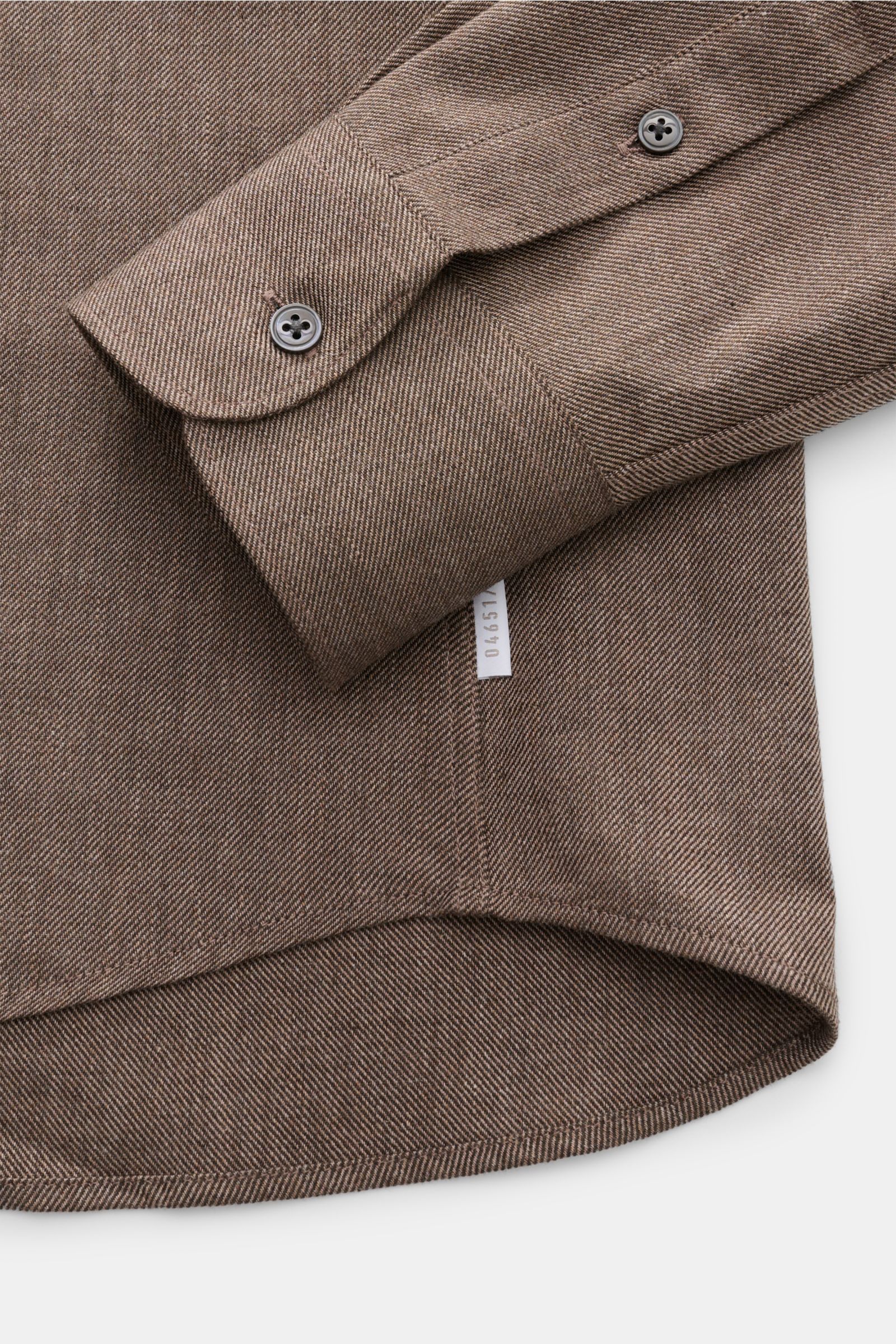 Close-up front-side view of 04651/ A trip in a bag Casual Hemd 'Rustic Shirt' Kent-Kragen dunkelgrau showing buttoned cuff and rounded hem in soft 100% brushed cotton.

Lässiger Stil trifft auf Komfort: Das 'Rustic Shirt' von 04651/ A TRIP IN A BAG wir