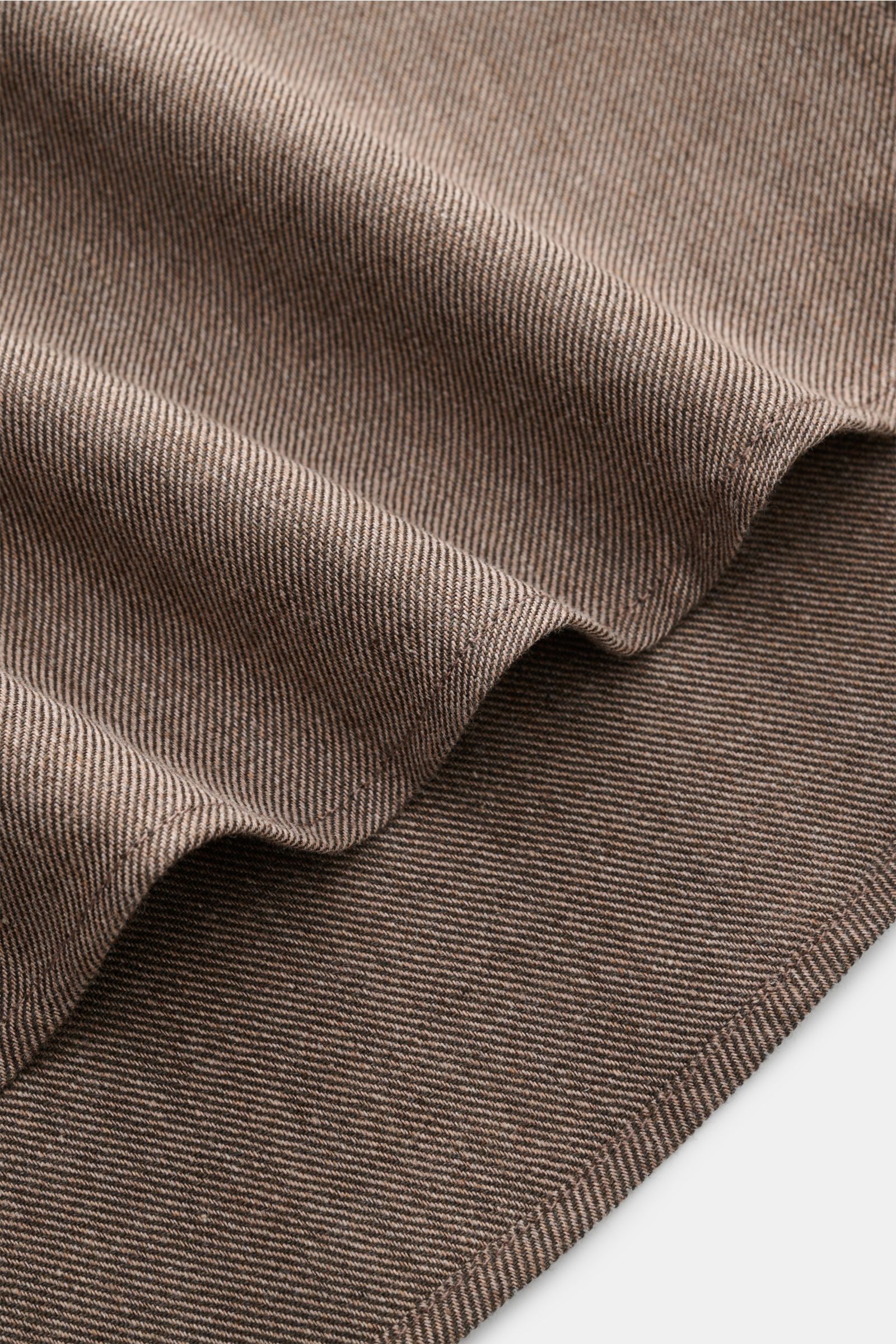 Fabric close-up of 04651/ A trip in a bag Casual Hemd 'Rustic Shirt' Kent-Kragen dunkelgrau, showing soft, brushed 100% cotton material with fine stripes. Photo from a top-side angle. Lässiger Stil trifft auf Komfort: Das 'Rustic Shirt' von 04651/ A TR