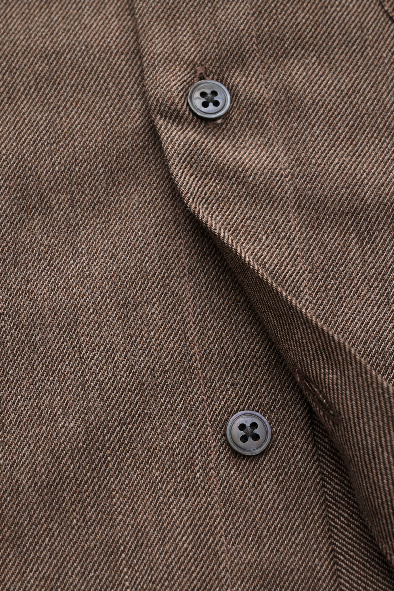 Close-up front view of 04651/ A trip in a bag Casual Hemd 'Rustic Shirt' Kent-Kragen dunkelgrau in dark gray twill fabric with visible buttons, showcasing its soft brushed 100% cotton, oversized fit, Kent collar, French placket, chest pocket, classic spor