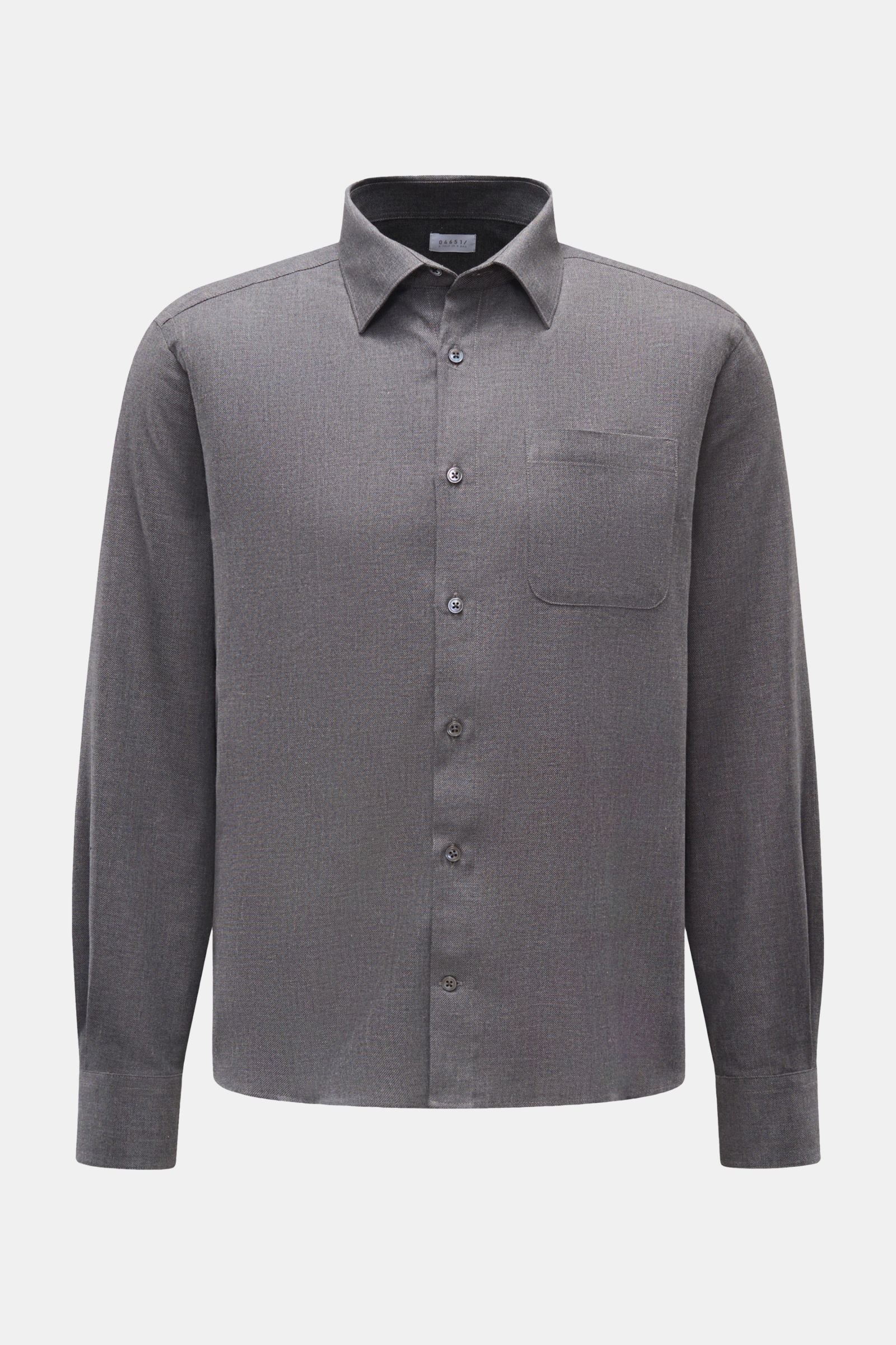 Front view of 04651/ A trip in a bag Casual Hemd 'Rustic Shirt' Kent-Kragen dunkelgrau in dark gray, made from 100% brushed cotton with a soft feel, oversized fit, Kent collar, French button placket, chest pocket, classic sport cuffs, back yoke with box p