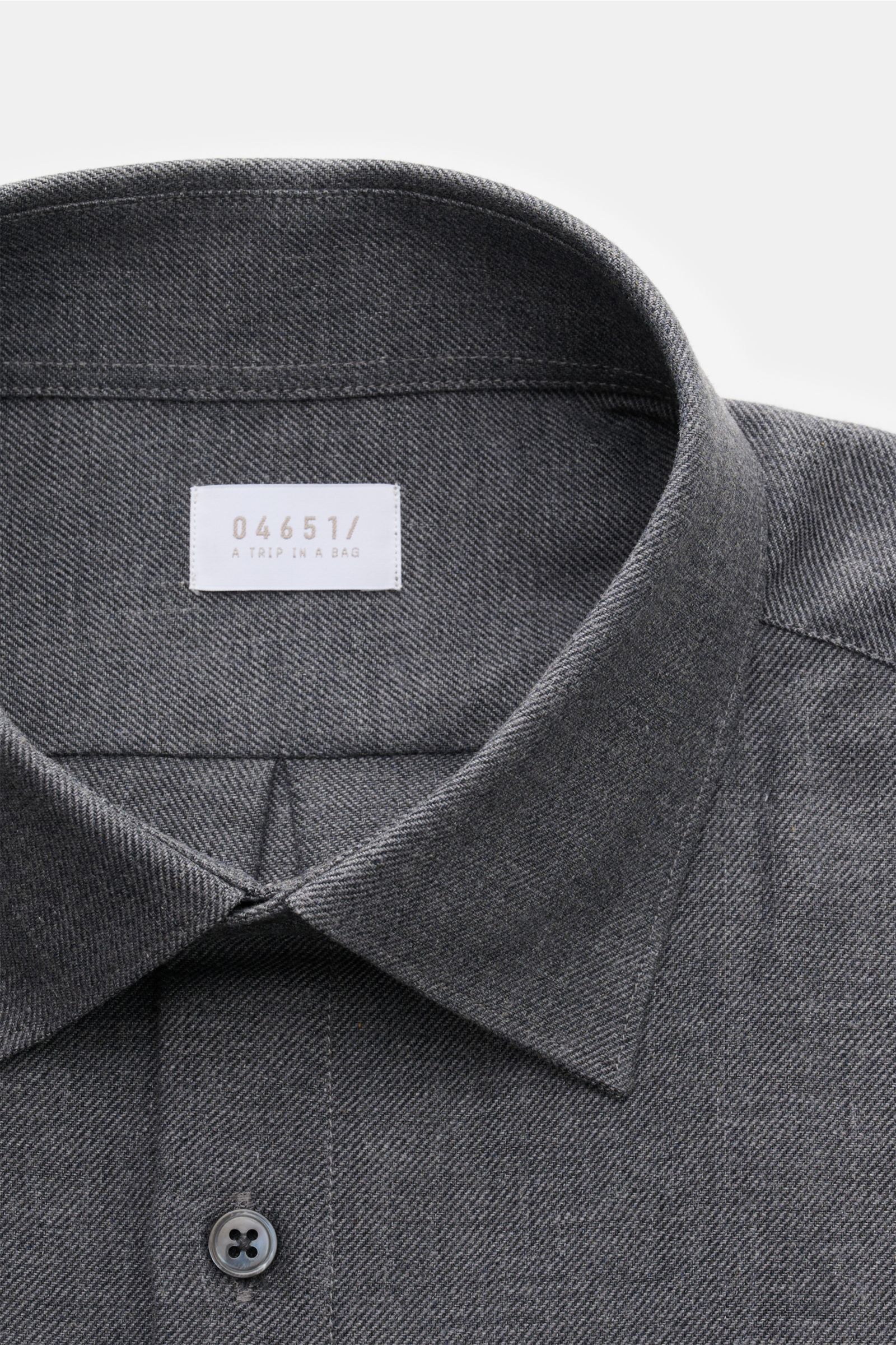 Close-up front view of the 04651/ A trip in a bag Casual Hemd 'Rustic Shirt' Kent-Kragen dunkelgrau, made of 100% brushed cotton with a soft feel, oversized fit, Kent collar, French placket, chest pocket, classic sport cuffs, back yoke with box pleat, and