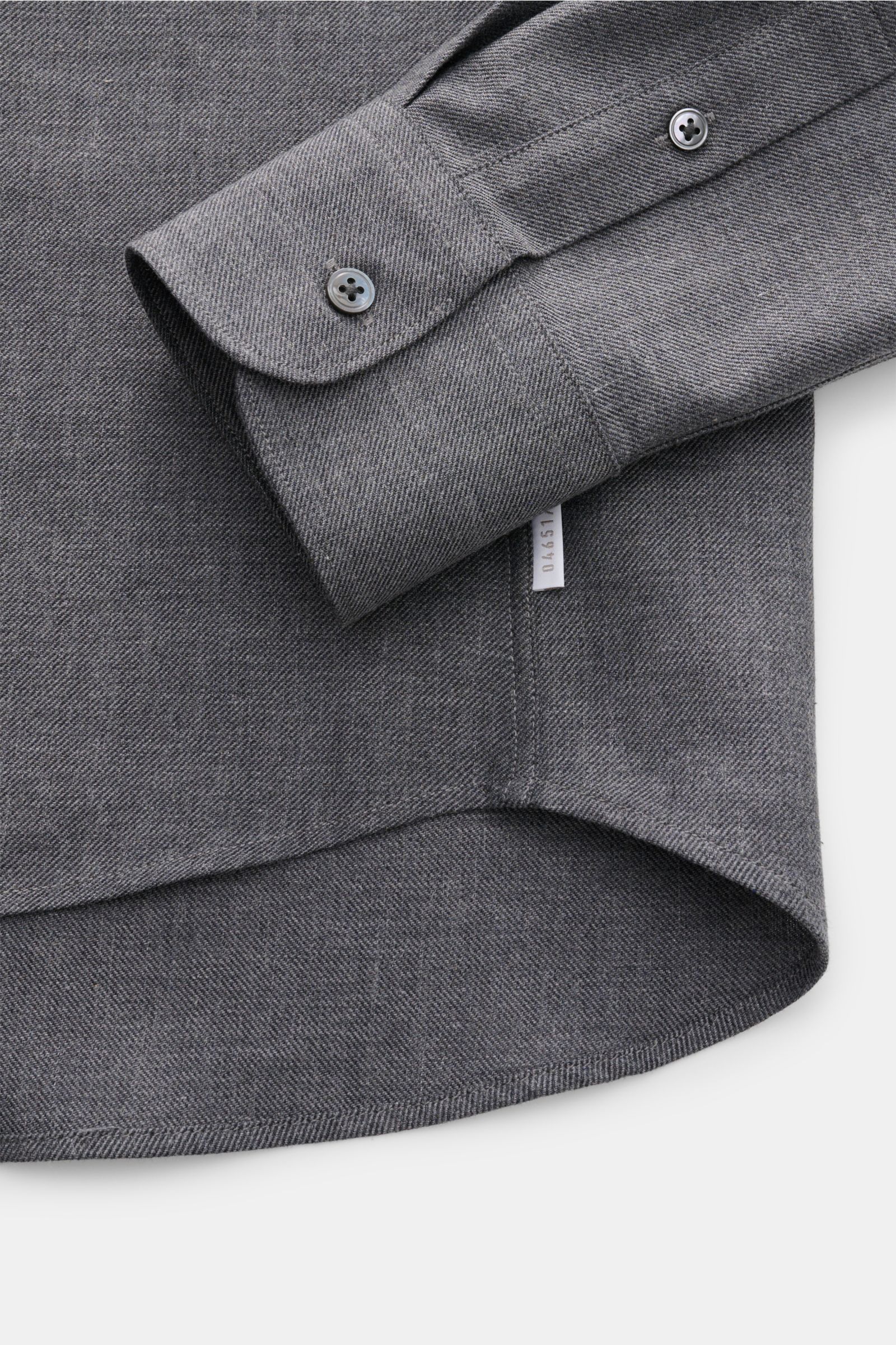 Close-up, top-down view of the cuff and hem of the 04651/ A trip in a bag Casual Hemd 'Rustic Shirt' Kent-Kragen dunkelgrau in dark gray, made of soft 100% brushed cotton with an oversized fit, Kent collar, French placket, patch chest pocket, classic spor