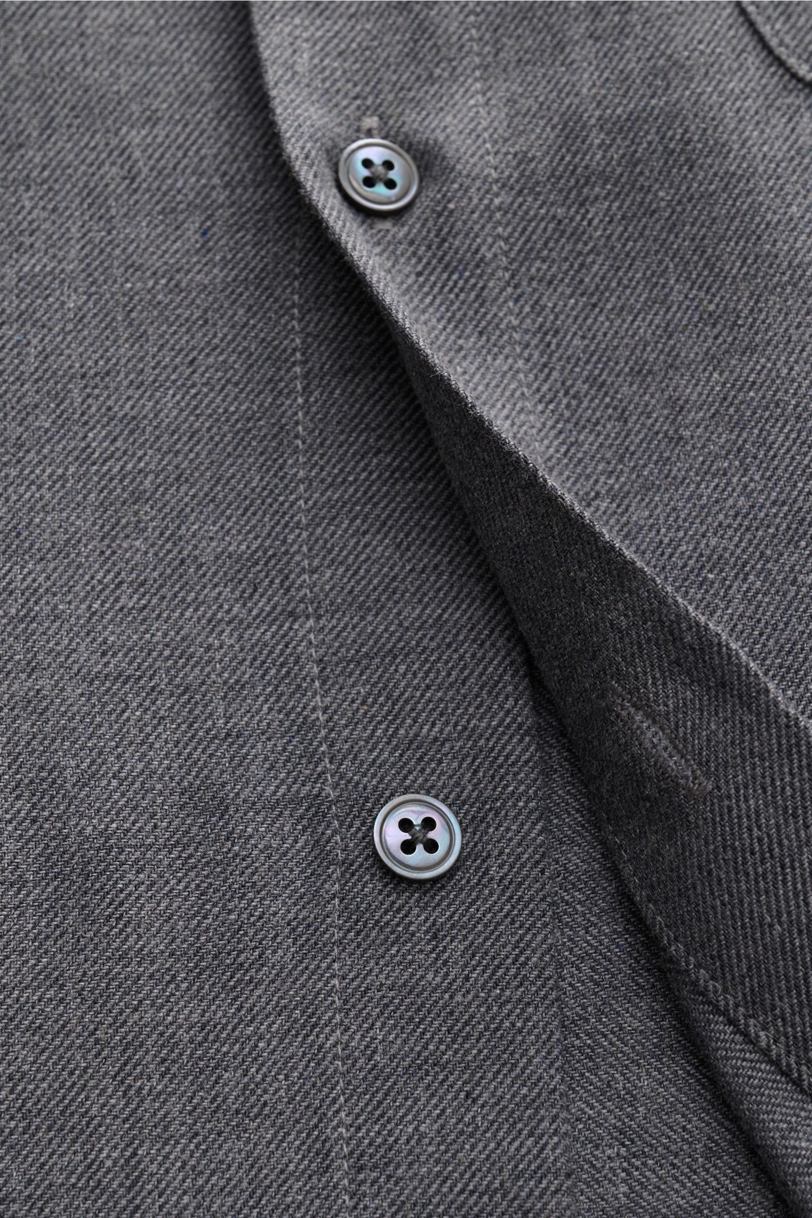 Close-up front view of 04651/ A trip in a bag Casual Hemd 'Rustic Shirt' Kent-Kragen dunkelgrau, showing detailed buttons on soft, durable 100% brushed cotton fabric. Lässiger Stil trifft auf Komfort: Das 'Rustic Shirt' von 04651/ A TRIP IN A BAG wird 