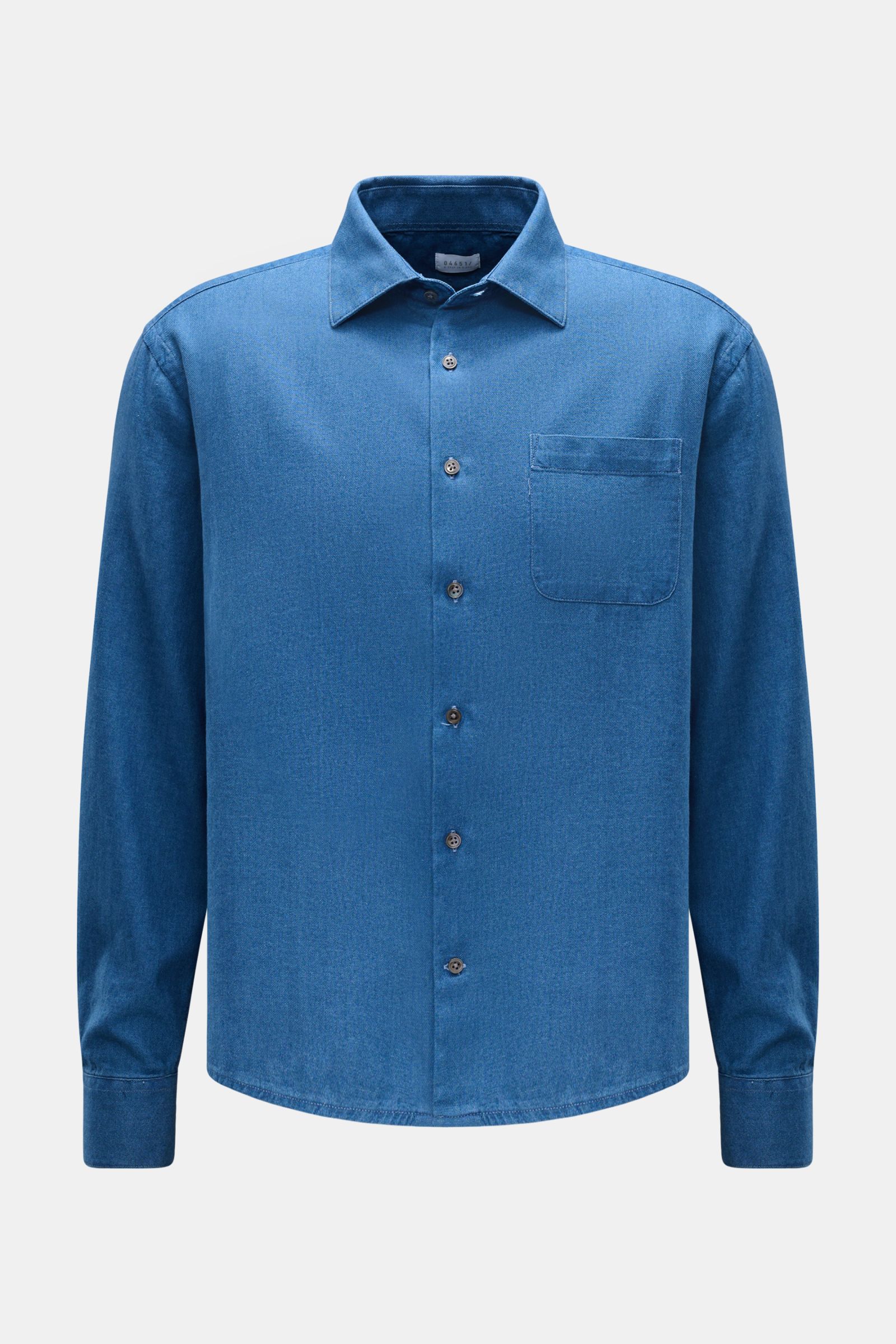 Frontale Ansicht des dunkelblauen 04651/ A trip in a bag Casual Hemd Kent-Kragen aus Baumwoll-Twill mit weichem Griff, Oversized Fit, Brusttasche und klassischer Sportmanschette.
