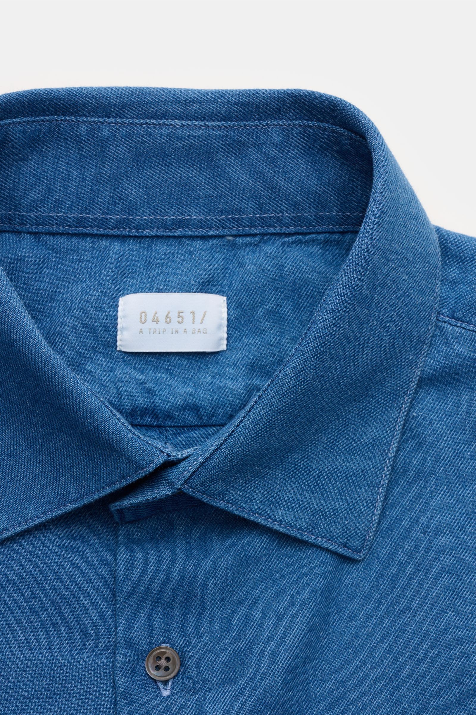 Nahaufnahme des dunkelblauen 04651/ A trip in a bag Casual Hemd Kent-Kragen aus Baumwoll-Twill in Denim-Optik mit weichem Griff.