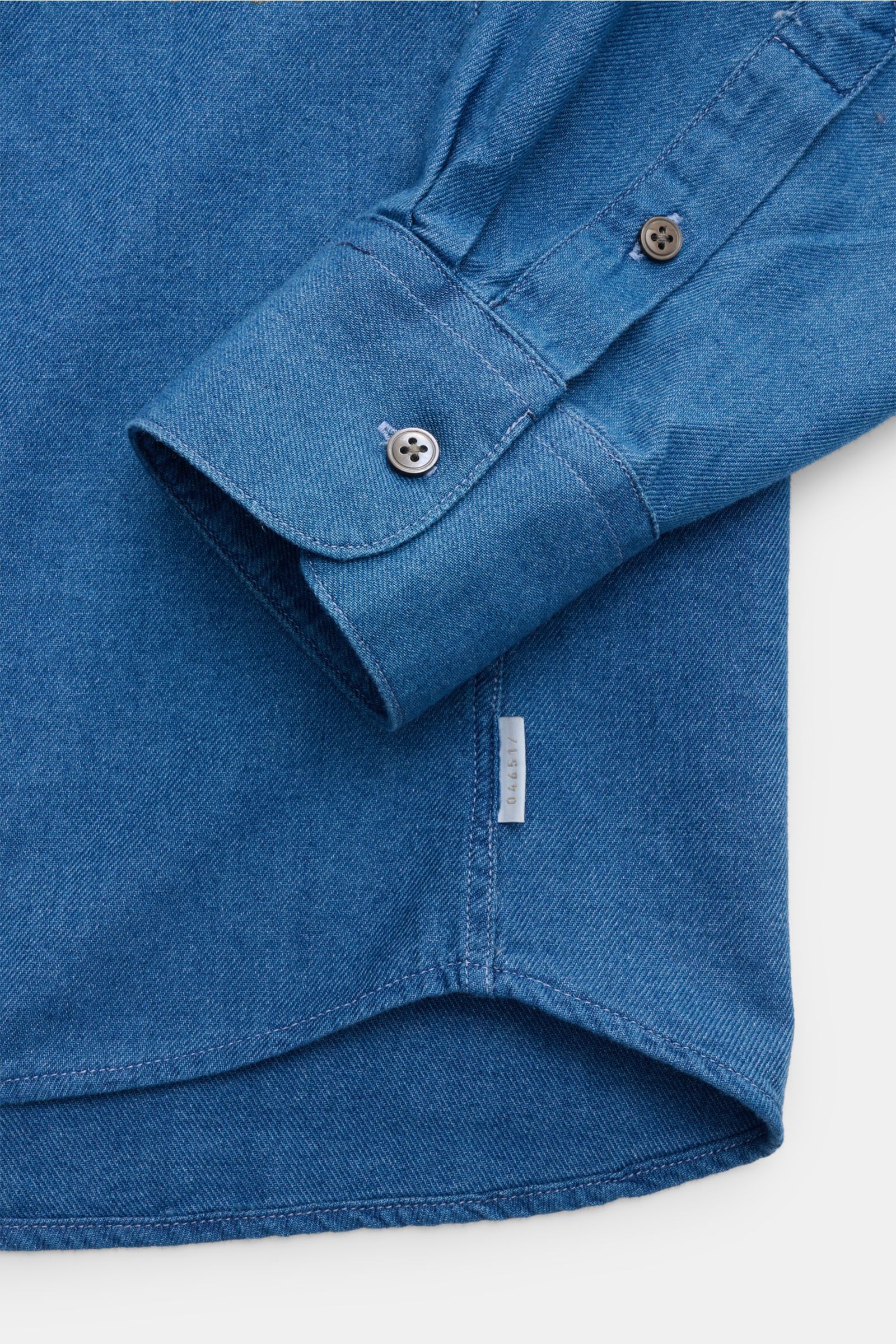 Nahaufnahme des dunkelblauen 04651/ A trip in a bag Casual Hemd Kent-Kragen mit Oversized Fit, weichem Baumwoll-Twill und klassischer Sportmanschette.