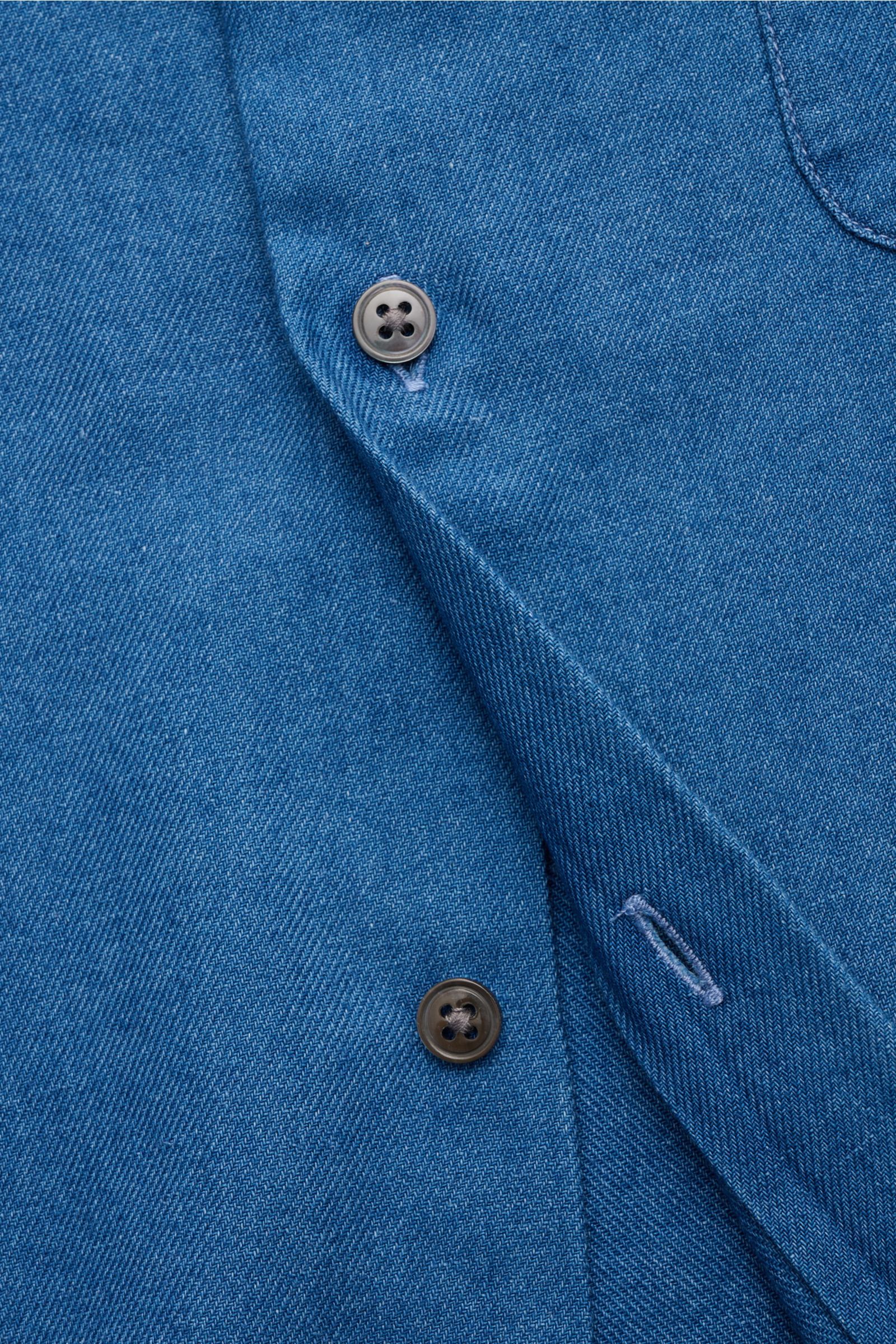 Nahaufnahme des dunkelblauen 04651/ A trip in a bag Casual Hemd Kent-Kragen mit Baumwoll-Twill, Knöpfen und französischer Knopfleiste.