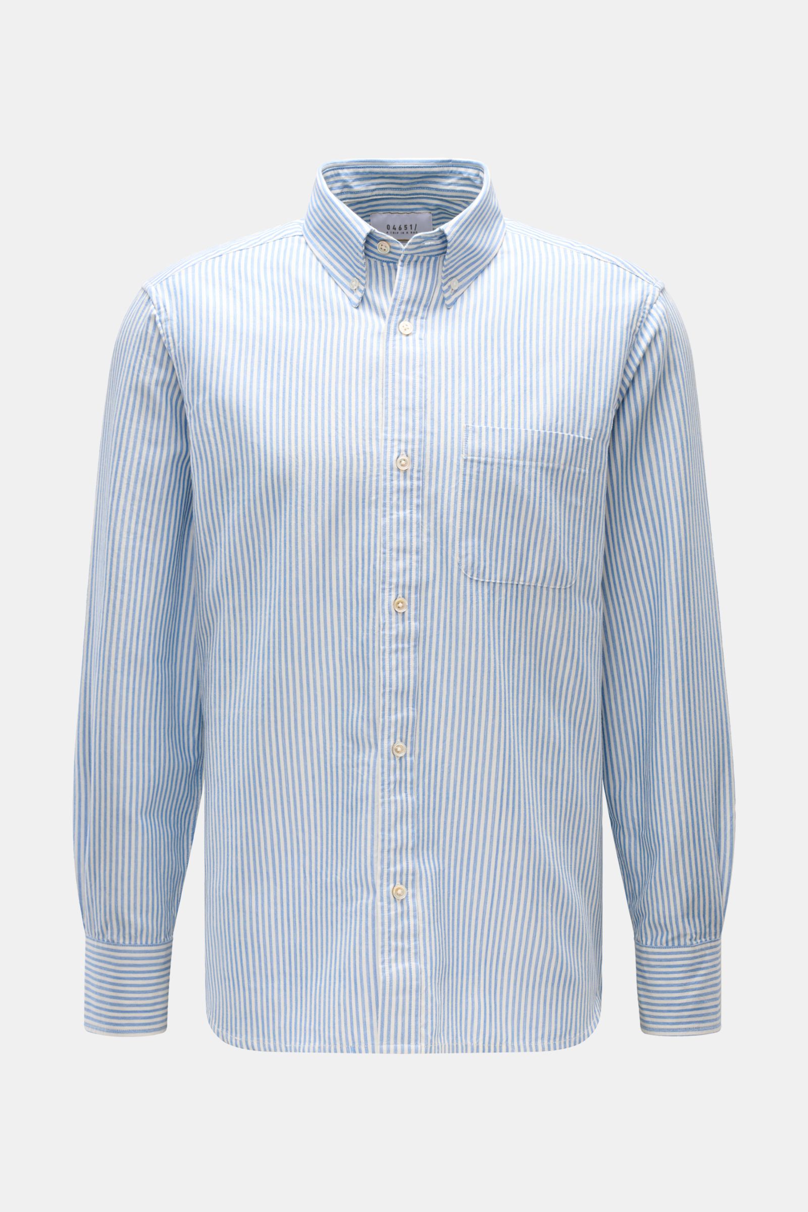 Frontale Nahaufnahme des 04651/ A trip in a bag Casual Hemd Button-Down-Kragen rauchblau/weiß gestreift aus 100% handgewebter Baumwolle mit Brusttasche, Knopfleiste, klassischer Sportmanschette, Rückenpasse mit Kellerfalte und leicht gerundetem Saum, im O