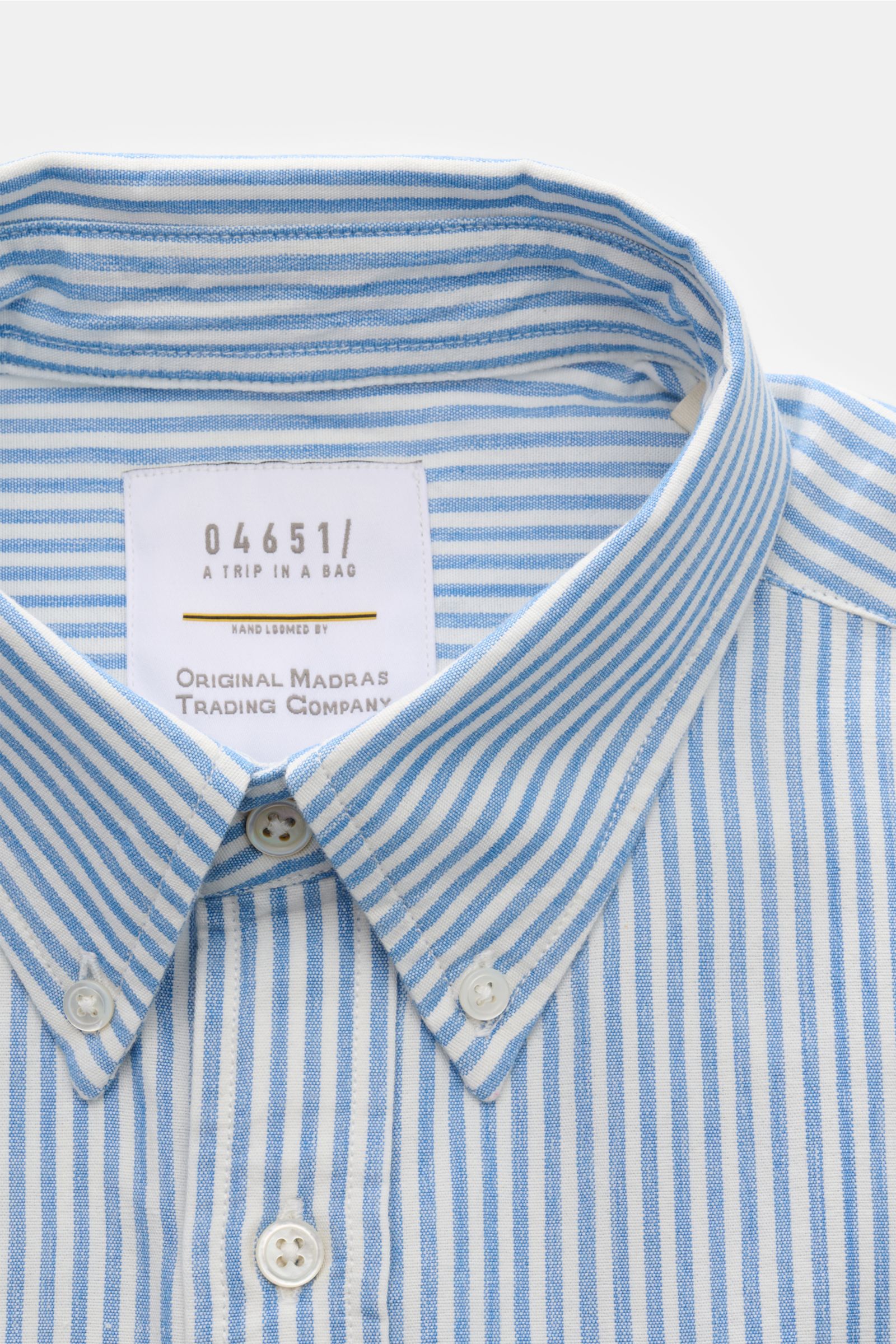04651/ A trip in a bag Casual Hemd Button-Down-Kragen rauchblau/weiß gestreift, Frontansicht, reine Baumwolle, leichte Struktur, klassisches Streifen-Design.