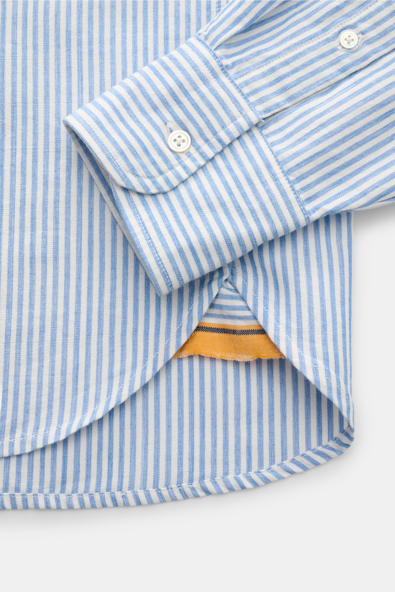 Detailaufnahme von 04651/ A trip in a bag Casual Hemd Button-Down-Kragen rauchblau/weiß gestreift, reine Baumwolle, Oversized Fit, mit Manschette und gerundetem Saum.