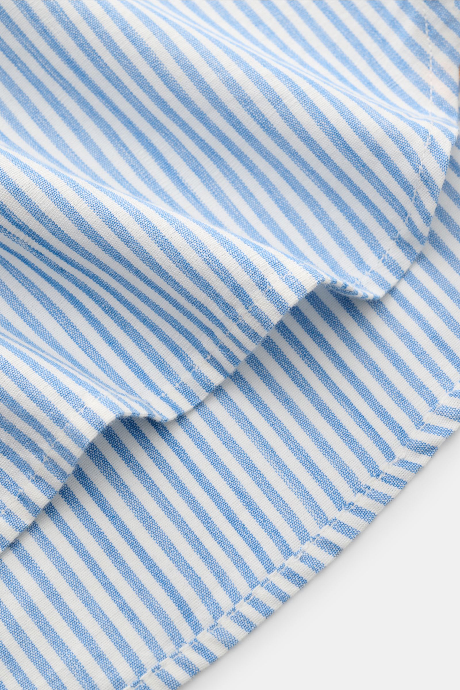 04651/ A trip in a bag Casual Hemd Button-Down-Kragen rauchblau/weiß gestreift, Nahaufnahme der handgewebten Baumwolle mit leichter Struktur und gerundetem Saum.