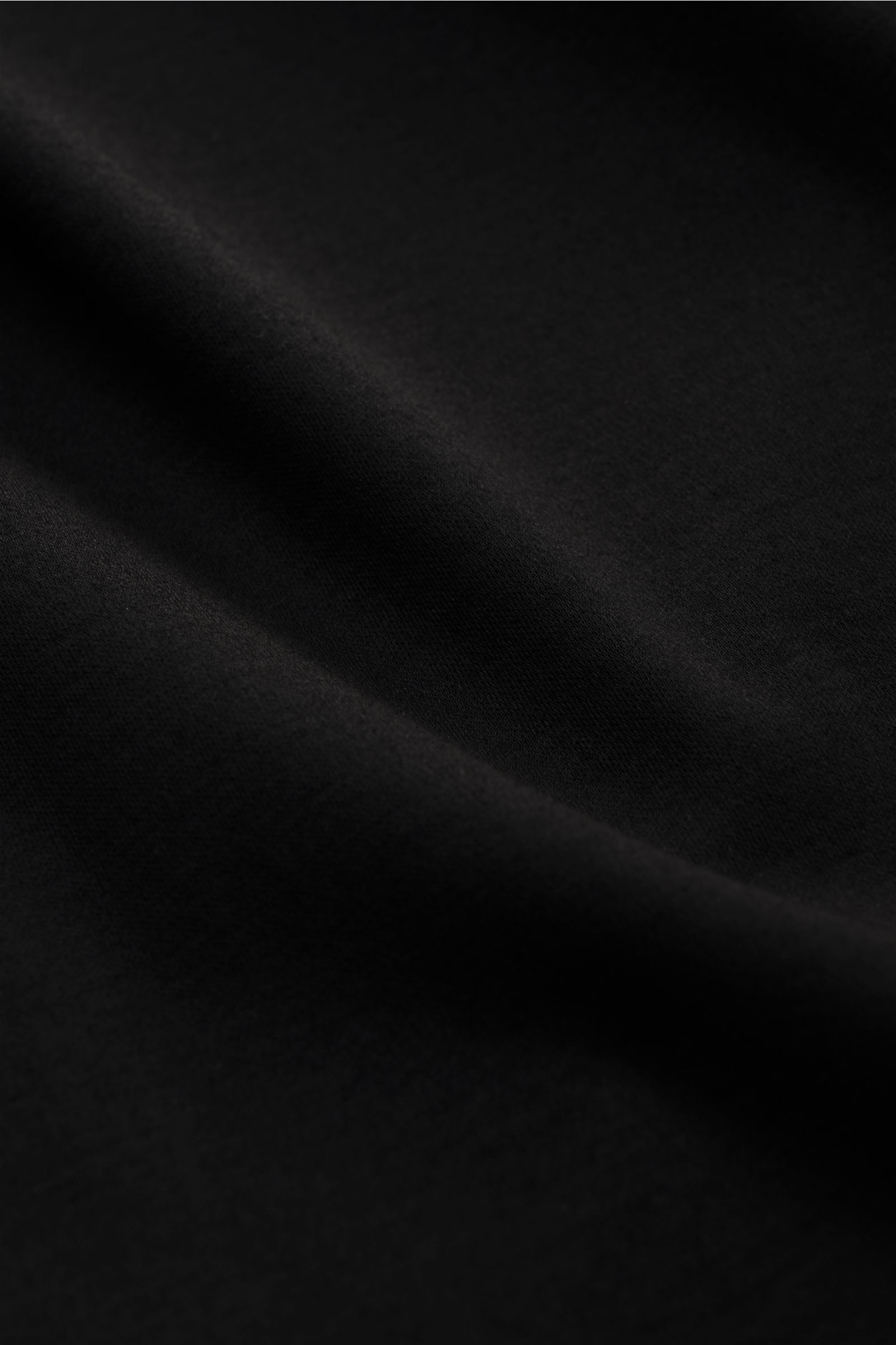 Kiefermann Jersey-Hemd 'Elandorio' Haifisch-Kragen schwarz, schmaler Schnitt, mercerisierter Baumwolljersey mit dezentem Glanz, Detailaufnahme Stoffstruktur.