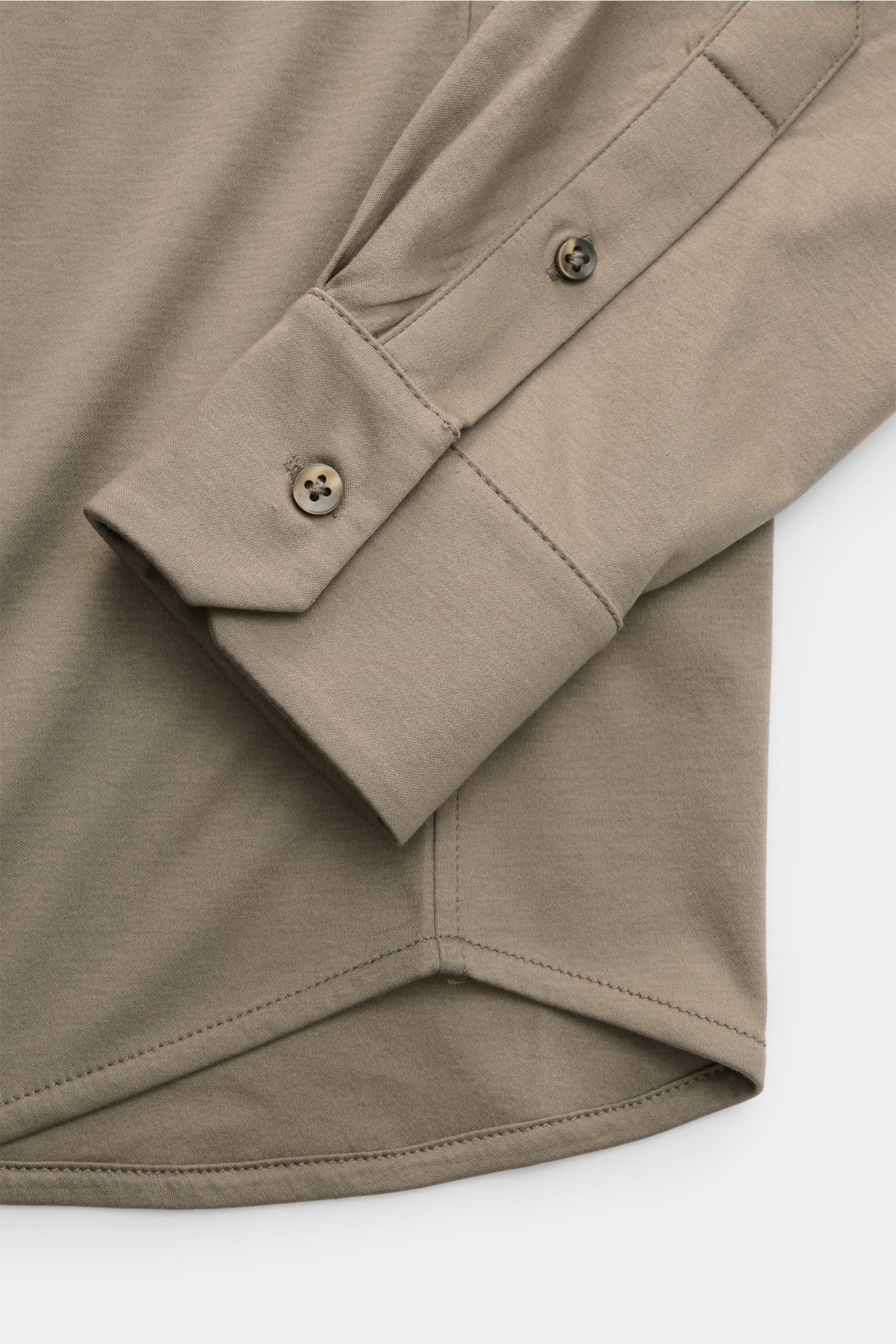 Nahaufnahme des Kiefermann Jersey-Hemds 'Elandorio' Haifisch-Kragen taupe von unten rechts mit Slim Fit, mercerisierter Baumwolle, französischer Knopfleiste und Sportmanschette.
