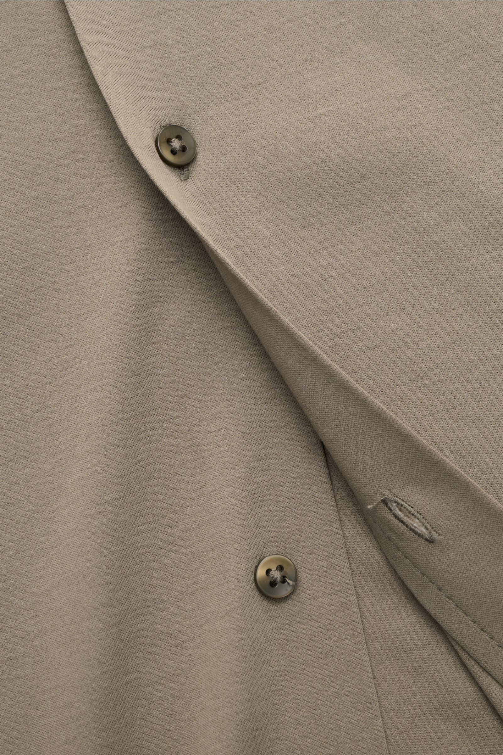 Kiefermann Jersey-Hemd 'Elandorio' Haifisch-Kragen taupe, Nahaufnahme von Knöpfen und mercerisiertem Jersey mit feinem Glanz und glattem Griff.