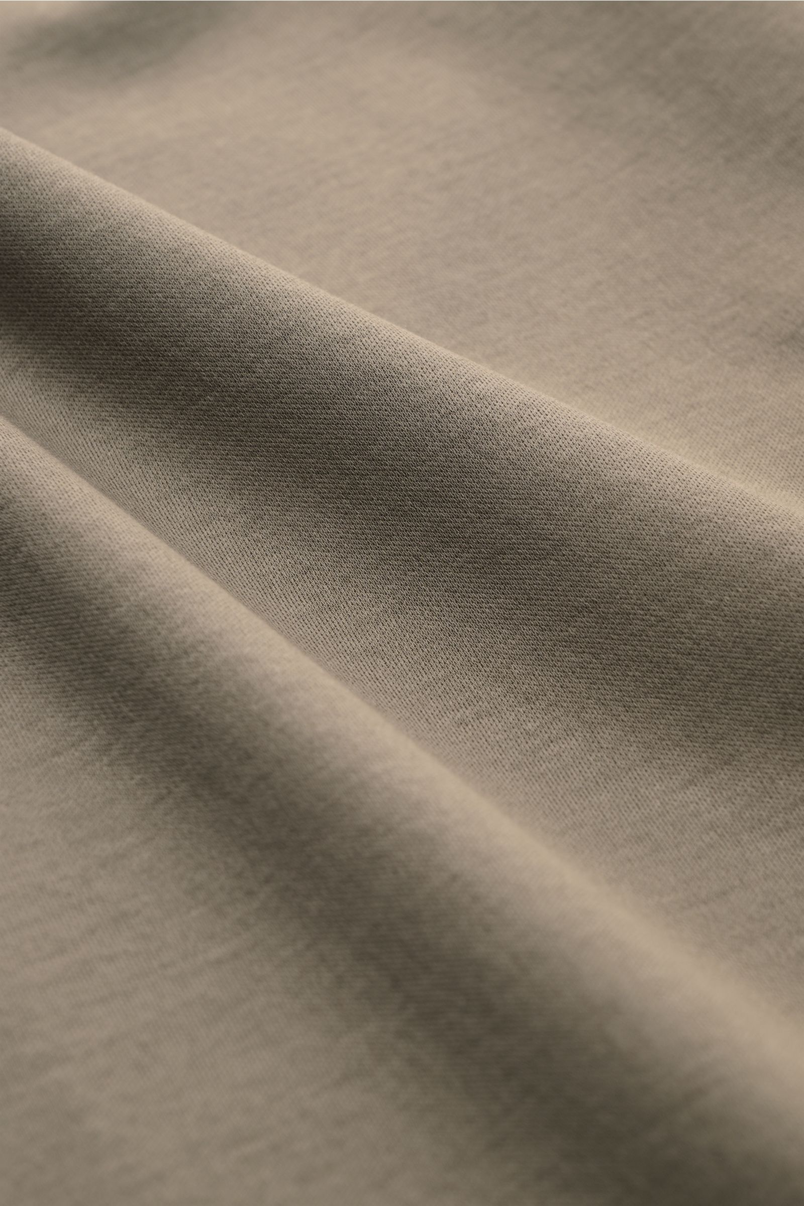Kiefermann Jersey-Hemd 'Elandorio' Haifisch-Kragen taupe, Detailaufnahme des mercerisierten Baumwoll-Jersey-Stoffs mit feinem Glanz und glattem Griff.
