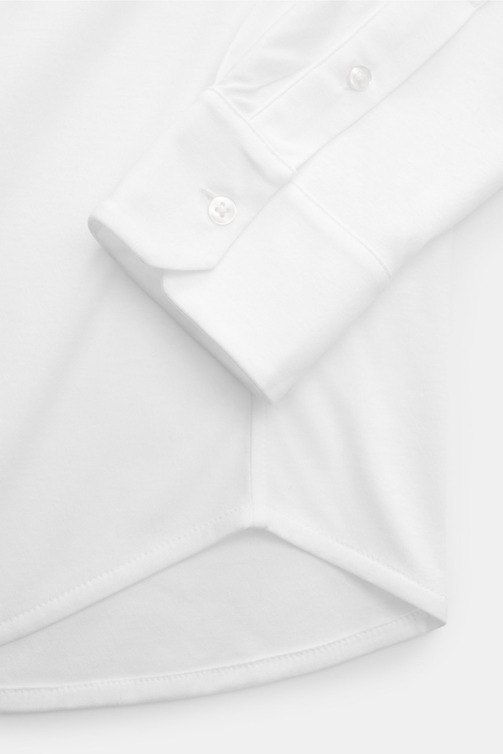 Kiefermann Jersey-Hemd 'Elandorio' Haifisch-Kragen weiß, Detailaufnahme vom Ärmel mit französischer Knopfleiste und leicht gerundetem Saum.