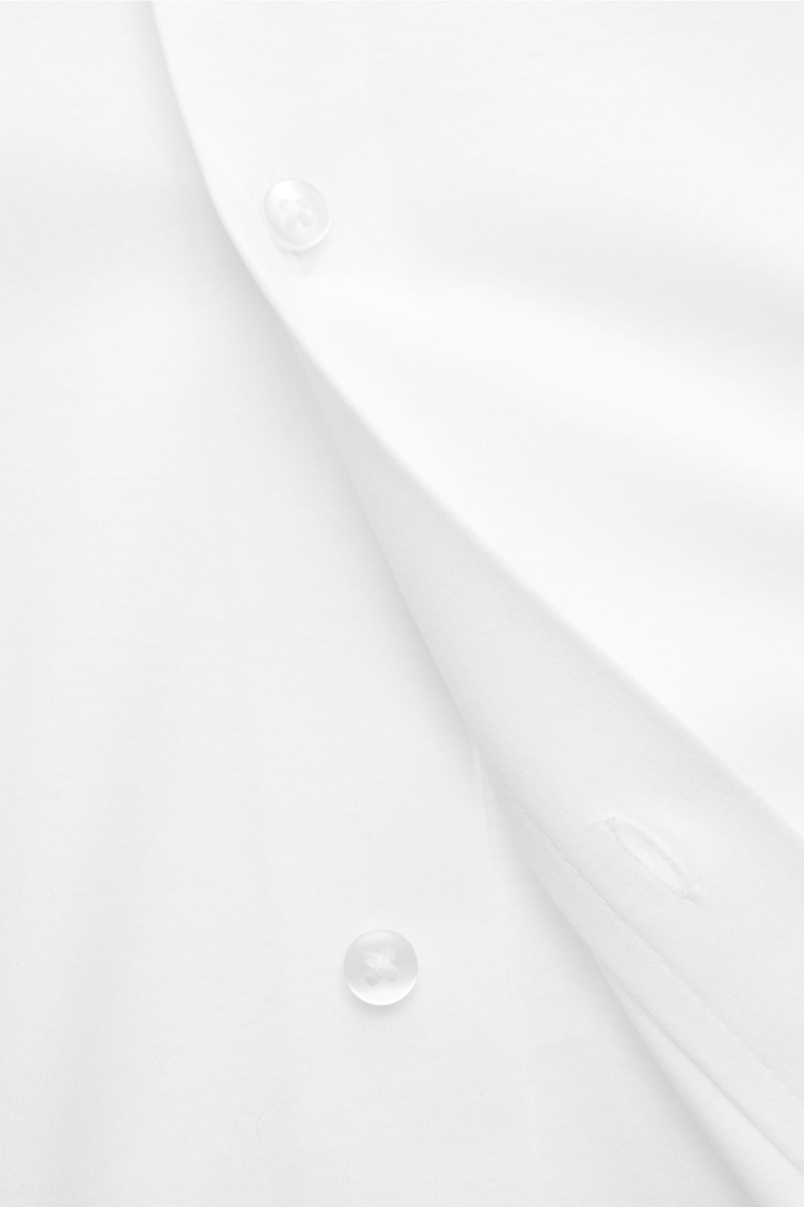 Nahaufnahme des Kiefermann Jersey-Hemds 'Elandorio' Haifisch-Kragen weiß, slim Fit, mercerisierte Baumwolle mit dezentem Glanz.