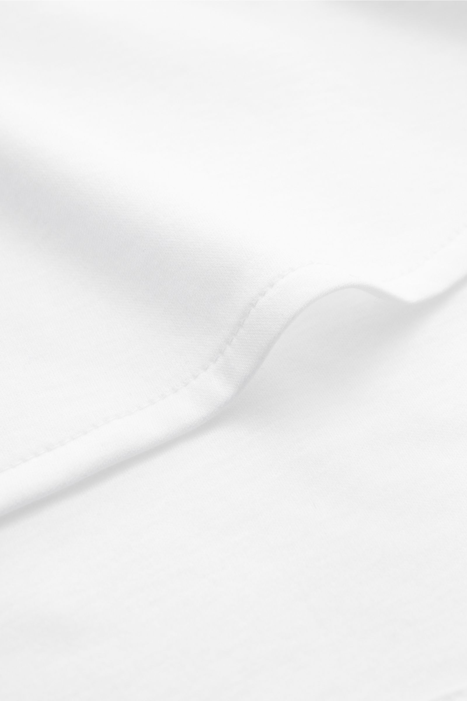 Kiefermann Jersey-Hemd 'Elandorio' Haifisch-Kragen weiß, Detailaufnahme des mercerisierten Baumwolljerseys mit glattem Griff.