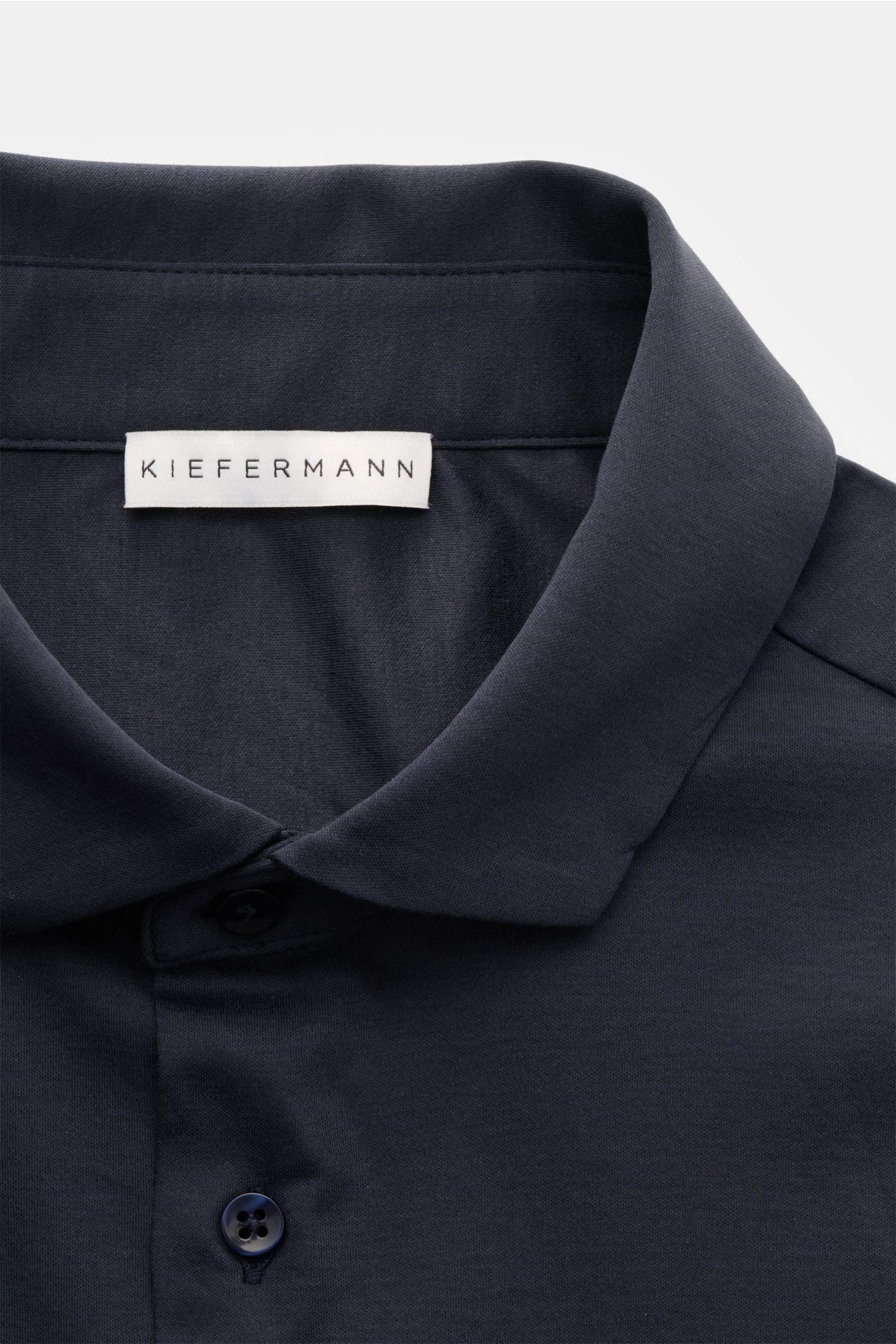 Close-up front view of Kiefermann Jersey shirt 'Elandorio' shark collar navy showing slim fit, narrow shark collar, and French button placket.

Description: The jersey shirt 'Elandorio' by Dusseldorf label KIEFERMANN combines a slim silhouette with the