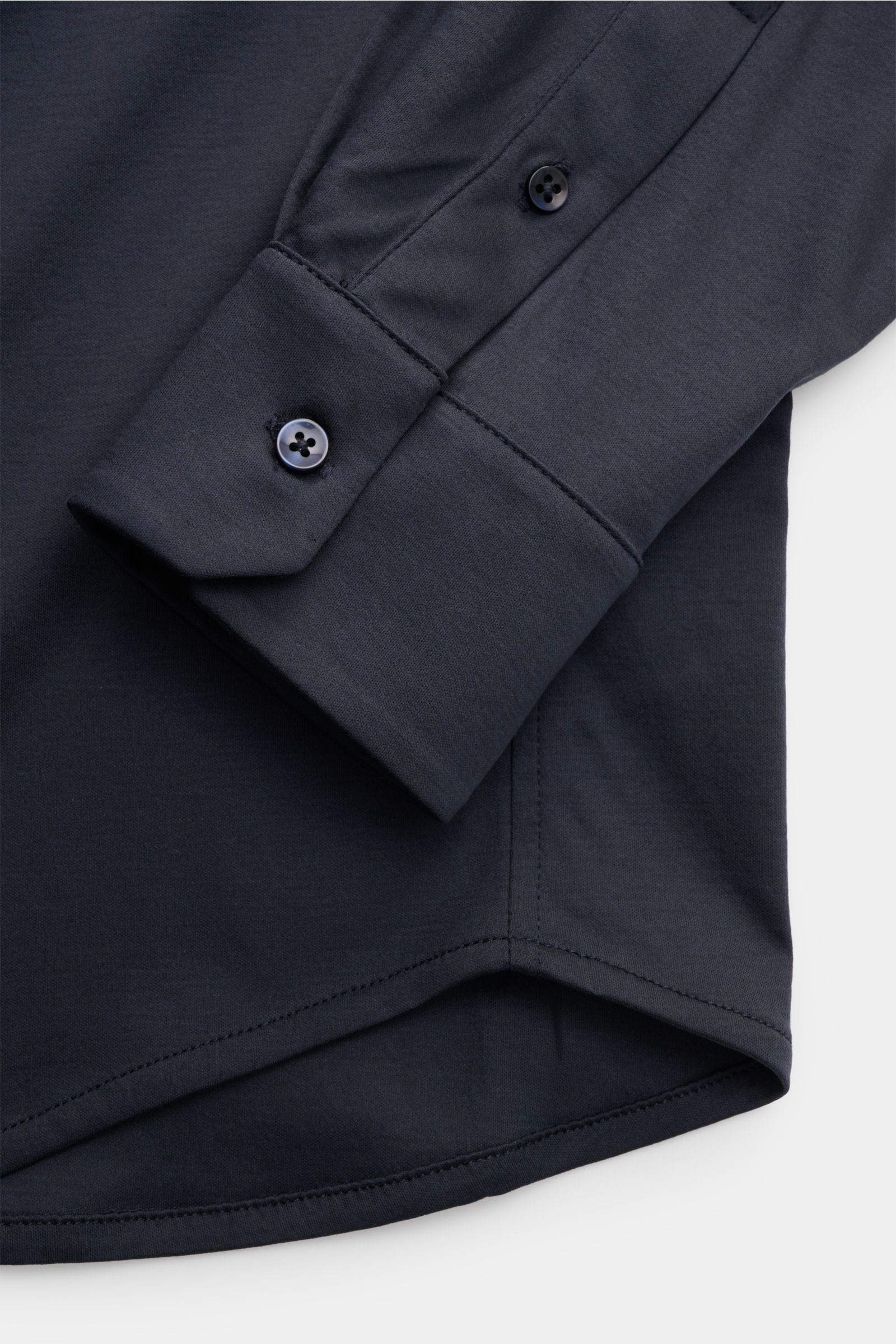 Close-up front view of the cuff and hem of the Kiefermann Jersey shirt 'Elandorio' shark collar navy, showing smooth mercerised cotton and fine stitching.

Description: The jersey shirt 'Elandorio' by Dusseldorf label KIEFERMANN combines a slim silhoue