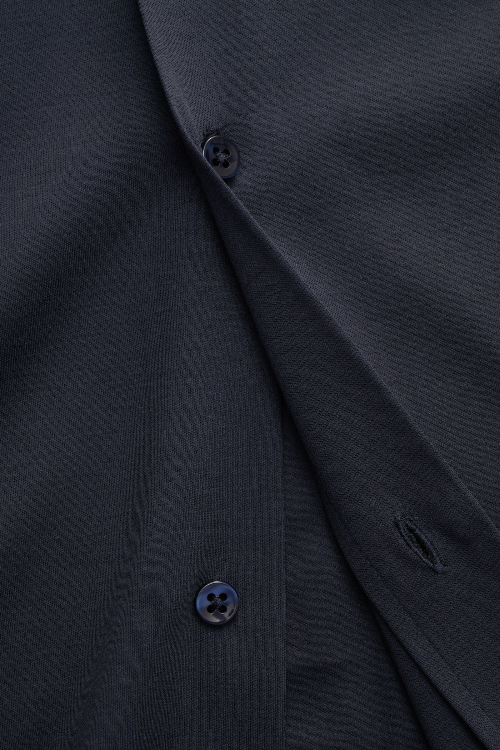Close-up front view of Kiefermann Jersey shirt 'Elandorio' shark collar navy showing navy buttons on mercerised cotton jersey fabric with subtle sheen.

Description: The jersey shirt 'Elandorio' by Dusseldorf label KIEFERMANN combines a slim silhouette wi
