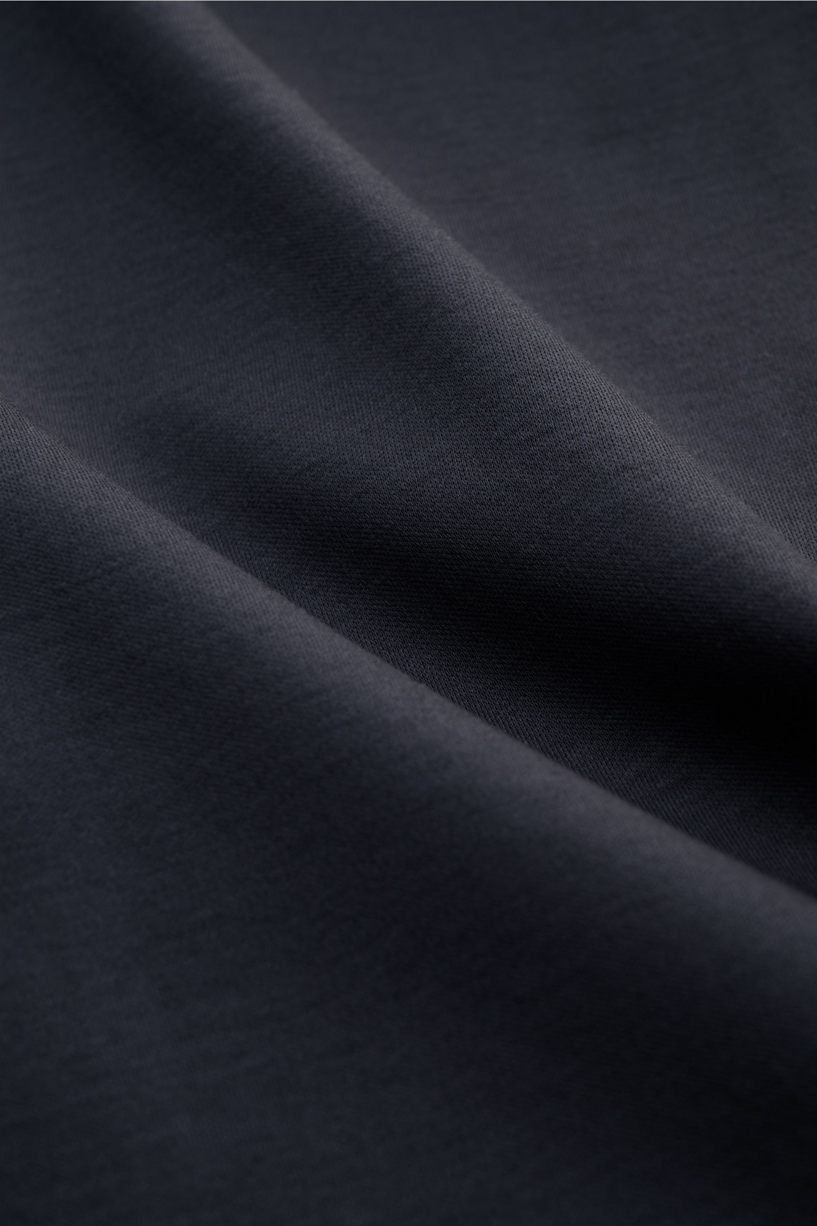 Close-up fabric texture of the Kiefermann Jersey shirt 'Elandorio' shark collar navy, showing its soft, smooth, mercerised cotton jersey from a detailed front angle.

Description: The jersey shirt 'Elandorio' by Dusseldorf label KIEFERMANN combines a s
