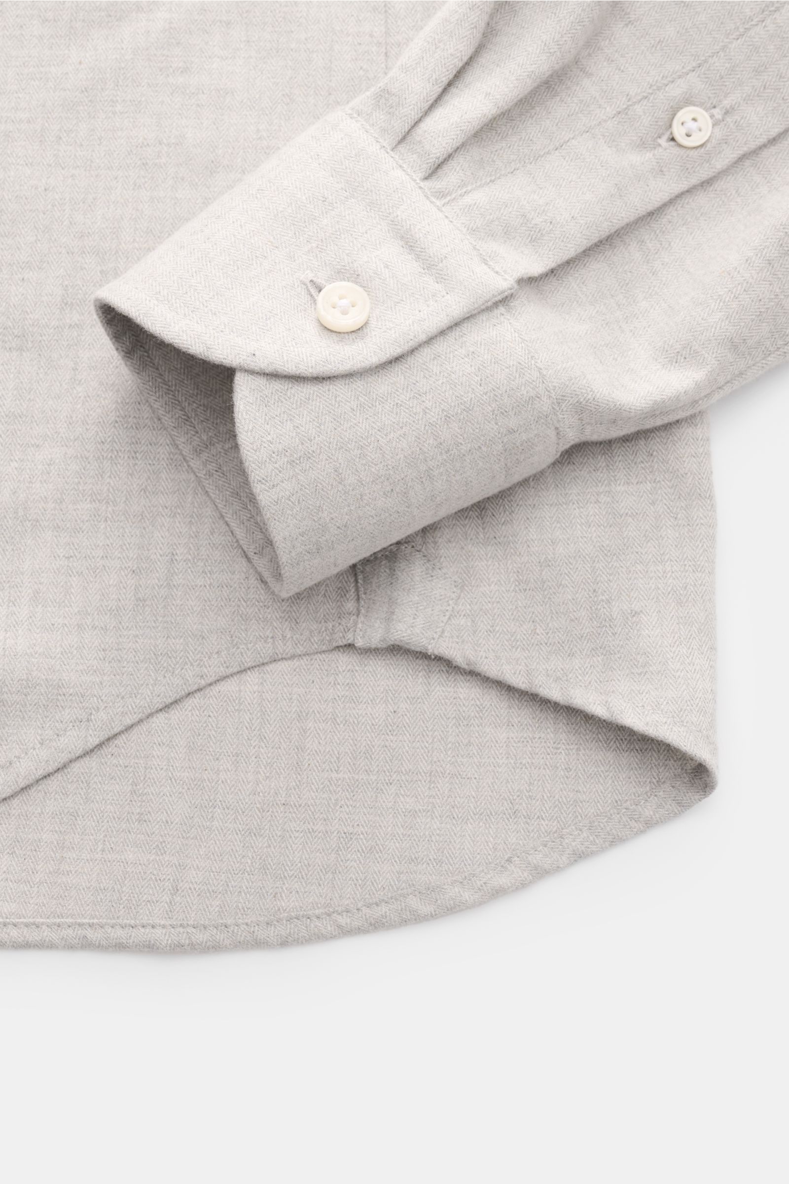 Nahaufnahme des BRAUN Hamburg Flanellhemd Haifisch-Kragen hellgrau meliert von unten rechts, feiner Fischgrat aus Baumwolle, weicher Griff, Slim Fit, Haifisch-Kragen, französische Knopfleiste, klassische Sportmanschette, gerundeter Saumverlauf.