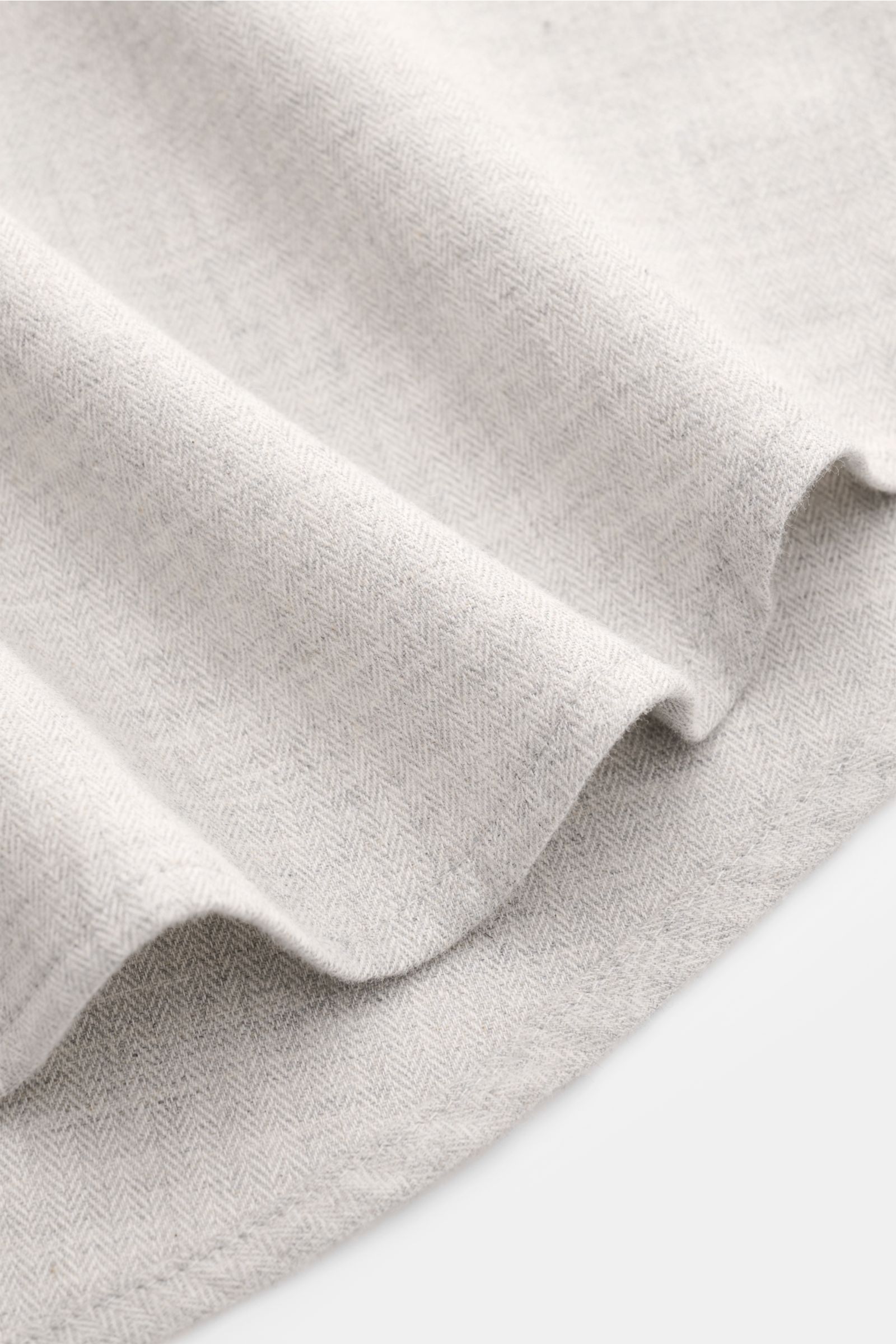 BRAUN Hamburg Flanellhemd Haifisch-Kragen hellgrau meliert, Detailaufnahme Stoff mit feinem Fischgrat aus Baumwolle, sehr weicher Griff, Slim Fit, Haifisch-Kragen, französische Knopfleiste, klassische Sportmanschette, gerundeter Saumverlauf, Perspektive v