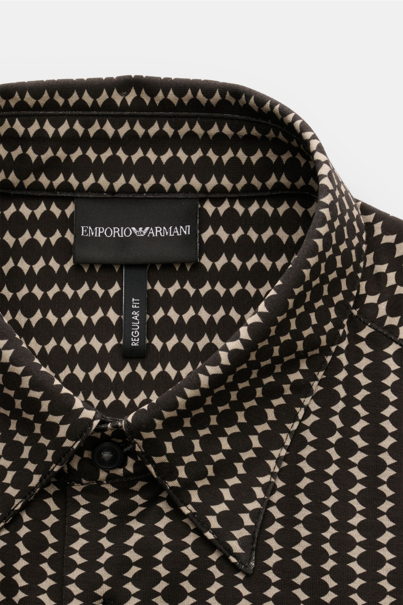 Close-up front view of the Emporio Armani Casual Hemd Kent-Kragen grau/schwarz gemustert featuring a retro patterned gray and black shirt with a Kent collar, French button placket, and soft lyocell-cotton mix. Eyecatcher im Retro-Look: Das Hemd von EMPORI