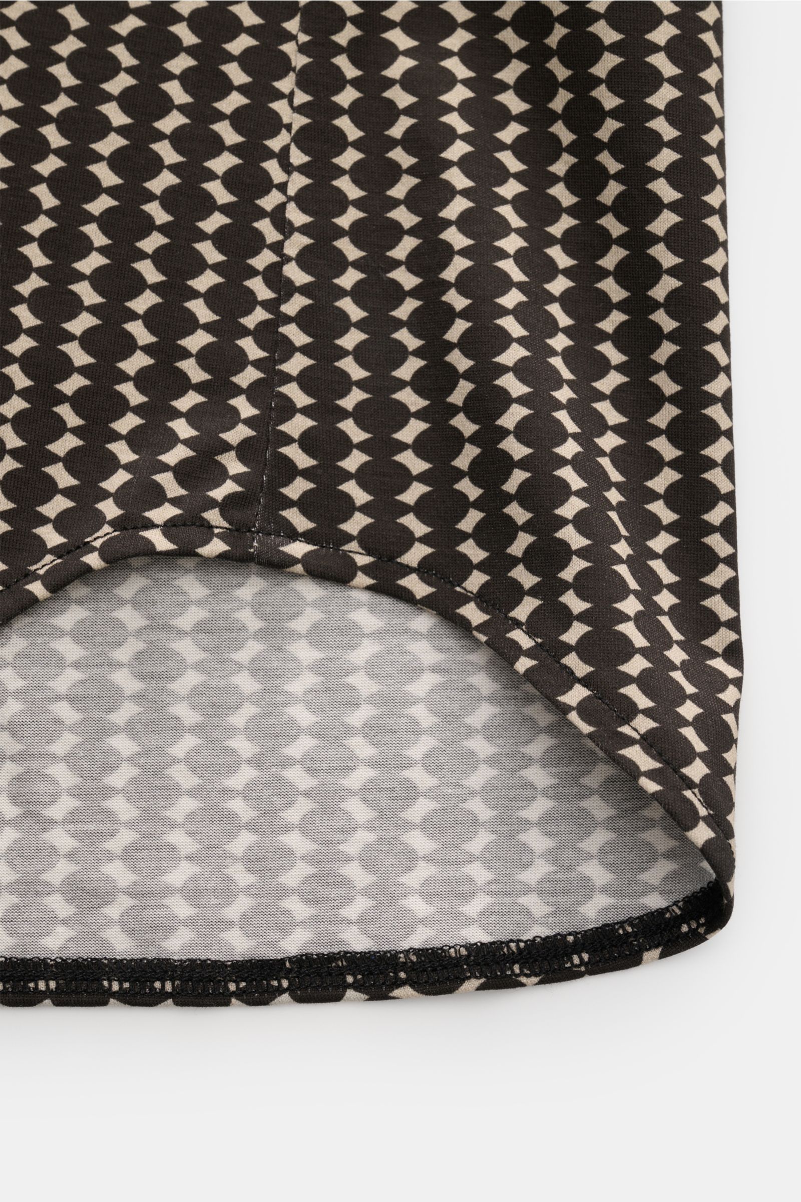 Close-up shot of Emporio Armani Casual Hemd Kent-Kragen grau/schwarz gemustert showing the slightly rounded hem with a retro patterned mix of lyocell and cotton fabric.