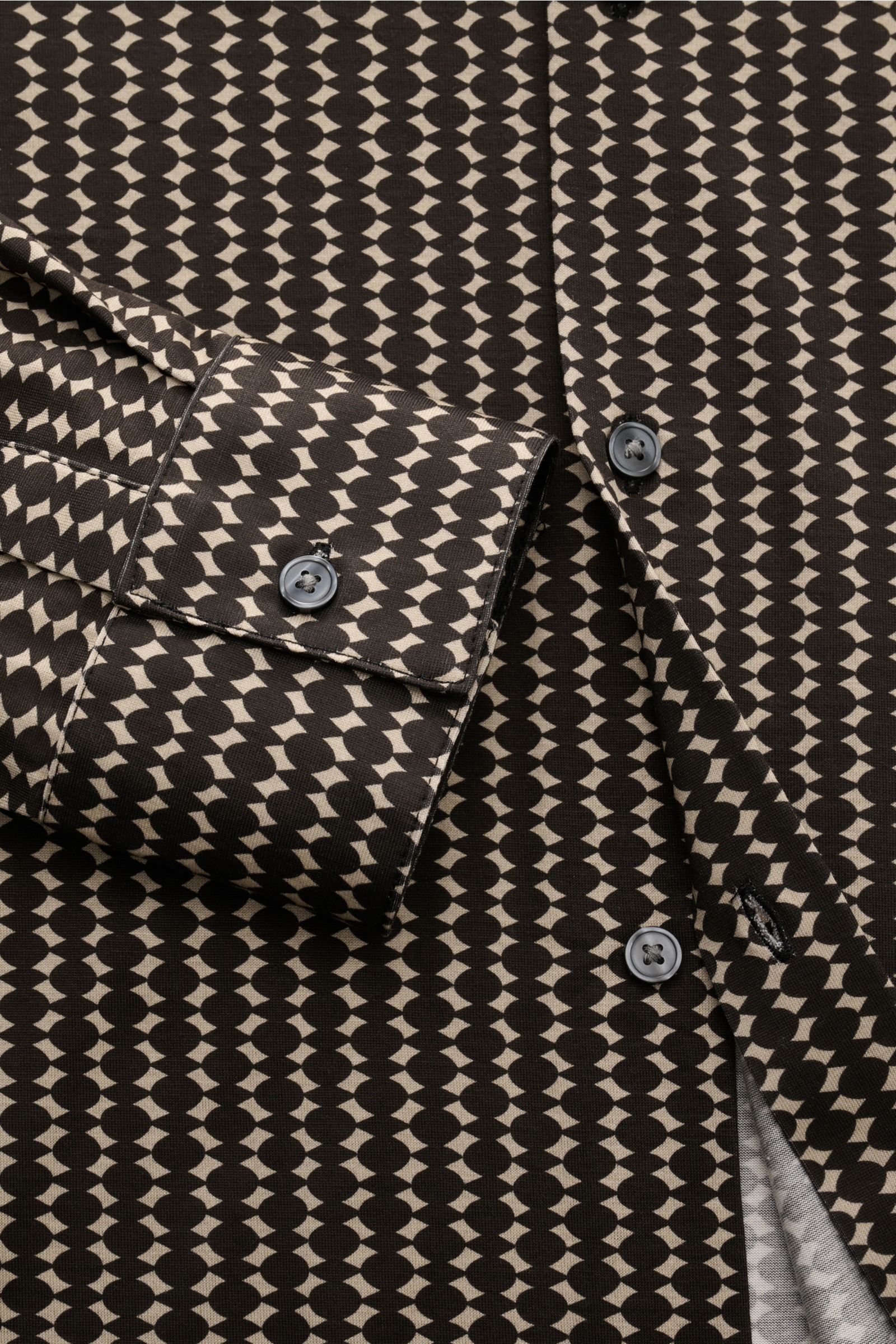 Close-up front view of the Emporio Armani Casual Hemd Kent-Kragen grau/schwarz gemustert, showing grey and black patterned fabric, button details, and classic sport cuff. Eyecatcher im Retro-Look: Das Hemd von EMPORIO ARMANI setzt als markantes Key-Piece 